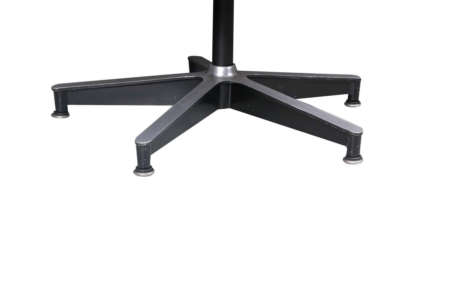 Métal Table basse ronde du milieu du siècle dernier de Charles Eames Herman Miller en vente