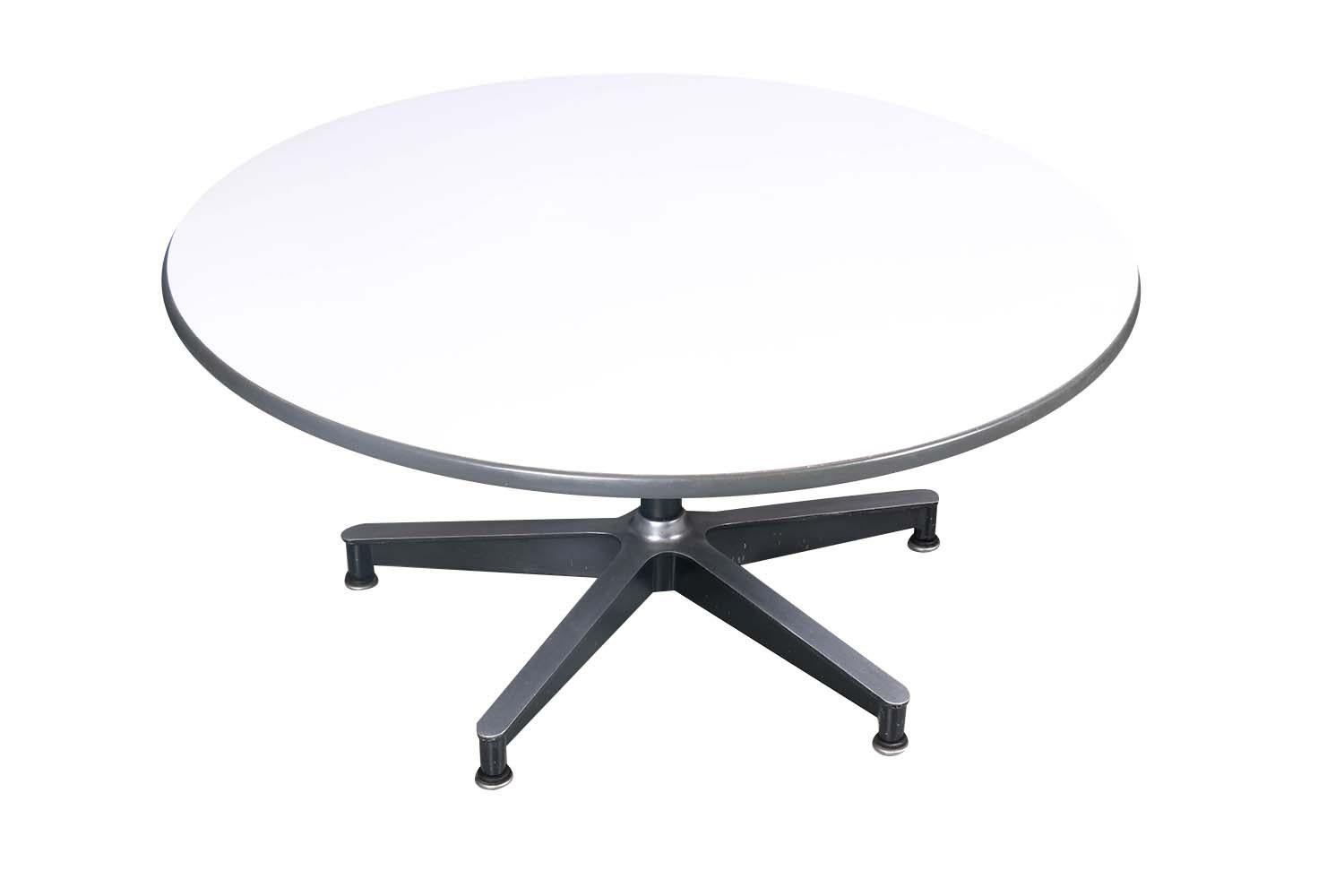 Table basse ronde du milieu du siècle dernier de Charles Eames Herman Miller en vente 1