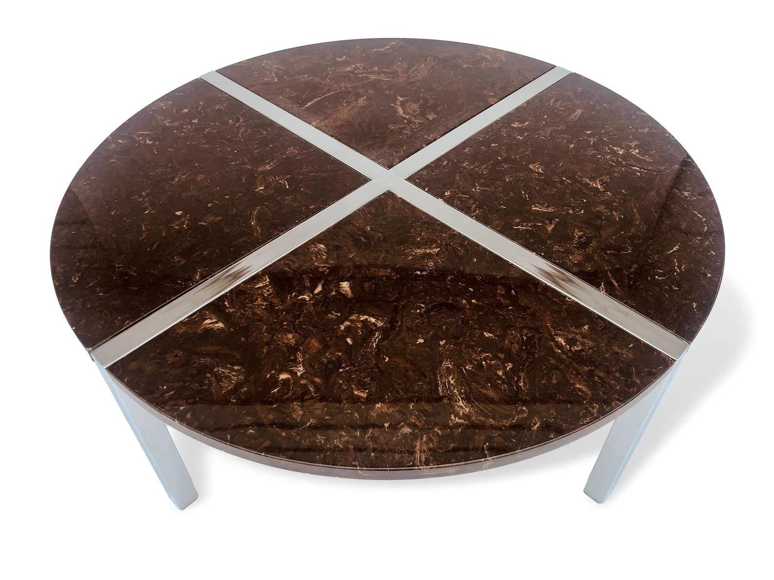 Inconnu Table basse ronde du milieu du siècle dernier en chrome et marbre de style Baughman en vente