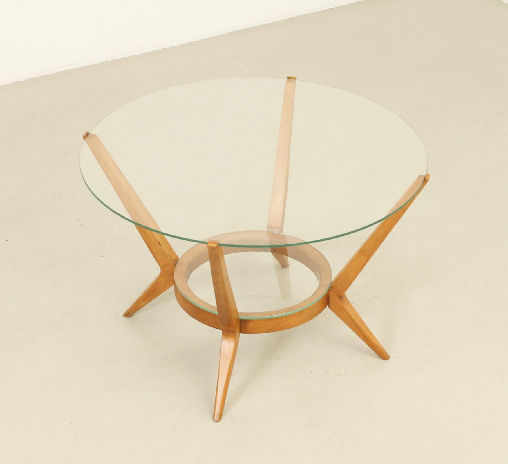 Table basse ronde du milieu du siècle dernier, Espagne. Structure en bois de Beeche avec deux niveaux de support en verre transparent. 