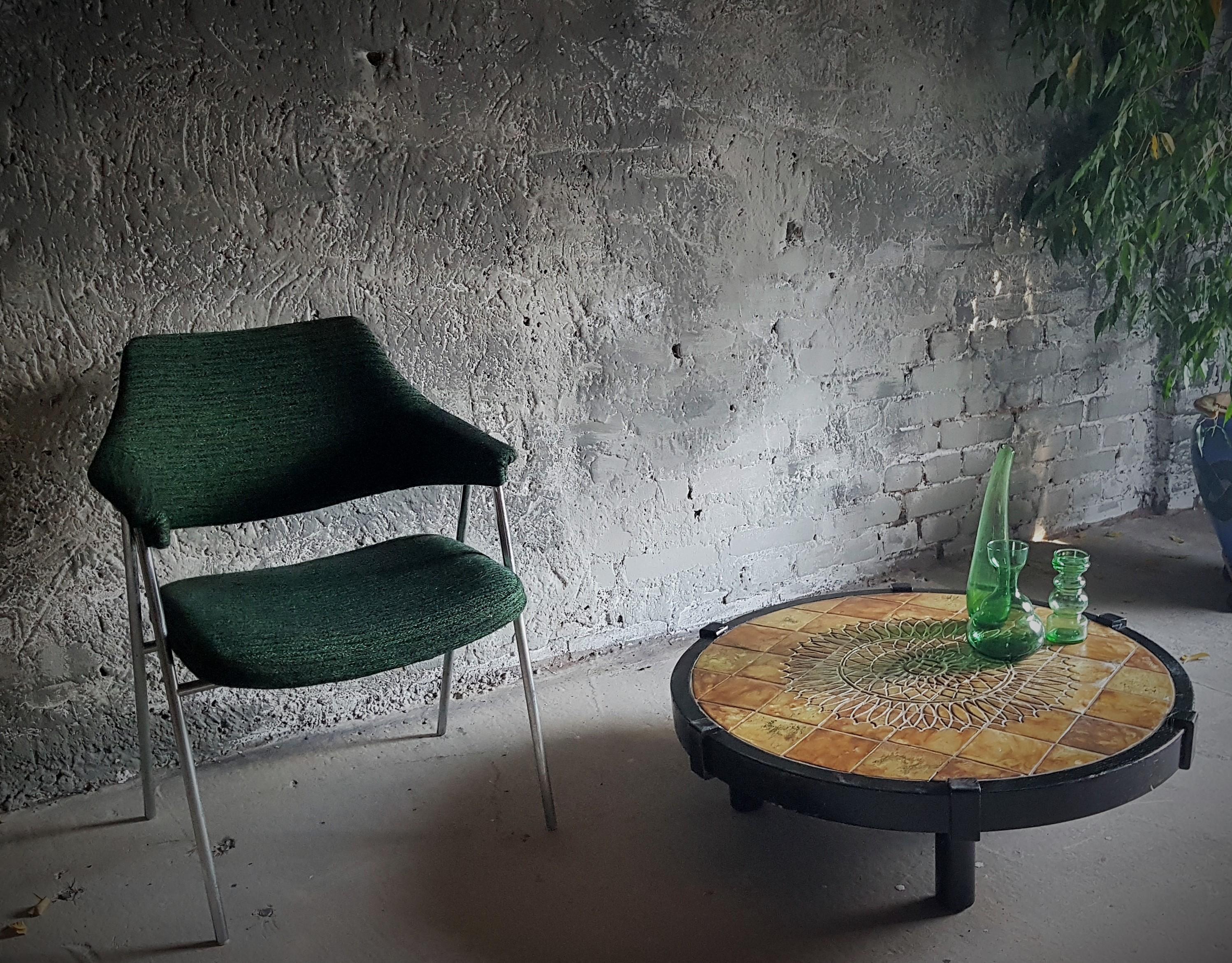 Table basse ronde du milieu du siècle de Vallauris avec des carreaux de céramique faits à la main par des artistes.

Signé Barrois

Solide et stable. France années 1960.