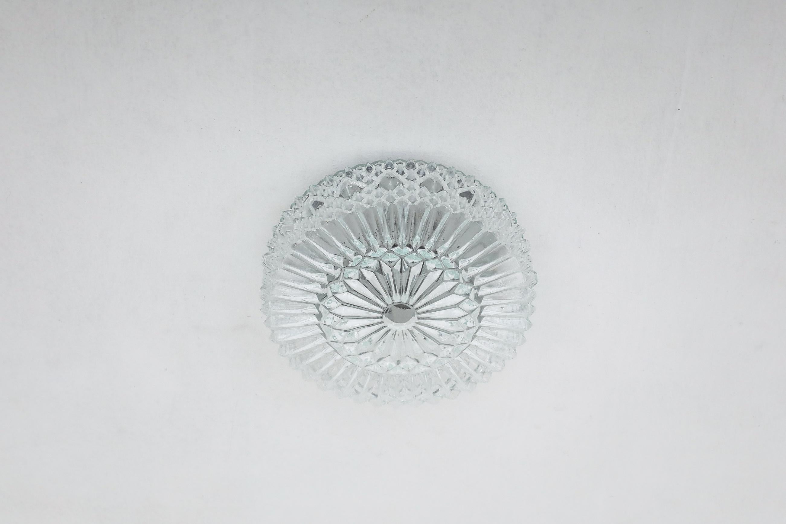 Mid-Century Round Daisy Pressglas Decken- oder Wandleuchter im Zustand „Gut“ im Angebot in Los Angeles, CA