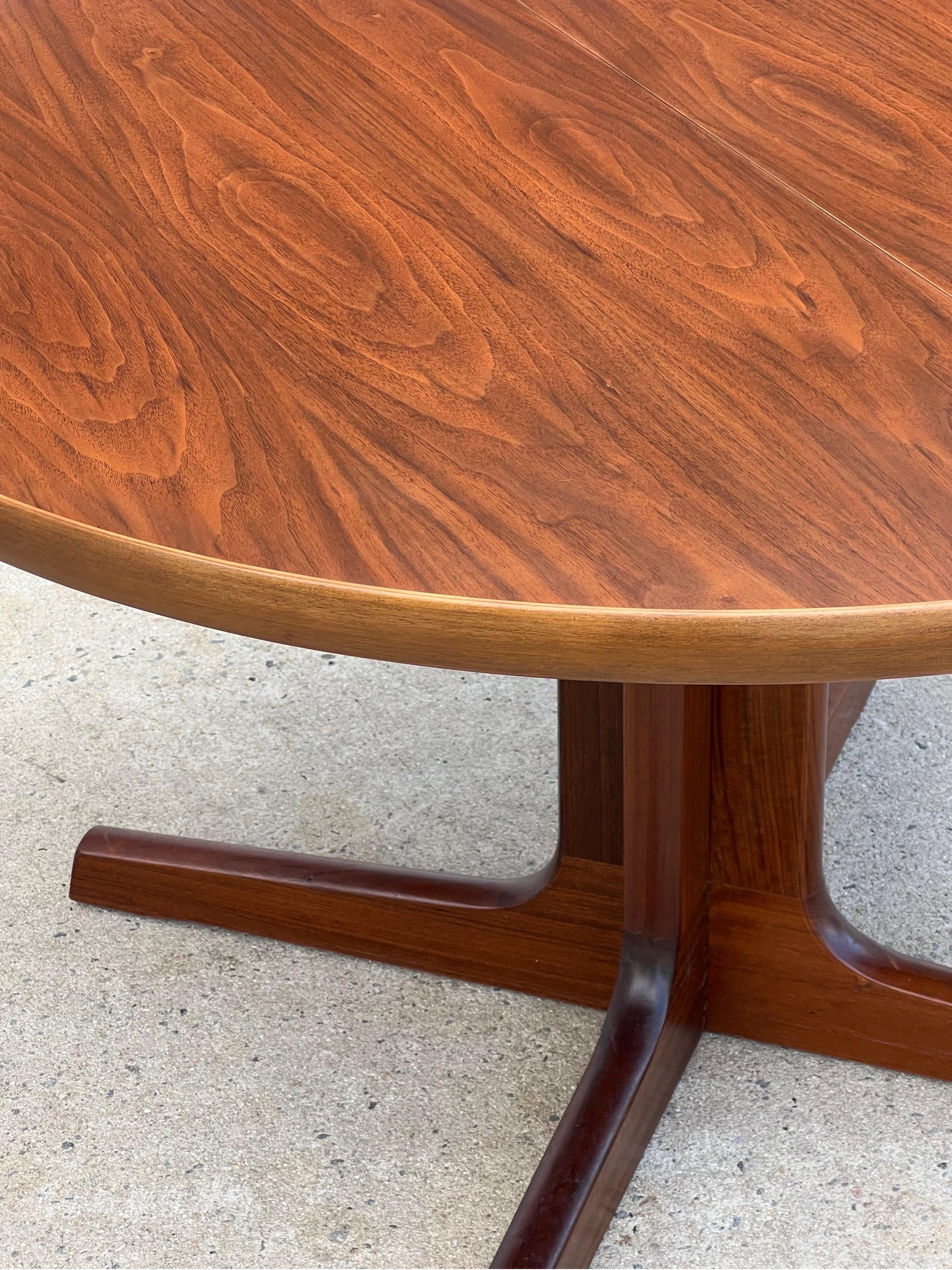 Mid-Century Round Danish Pedestal Dining Table In Good Condition In Raleigh, NC