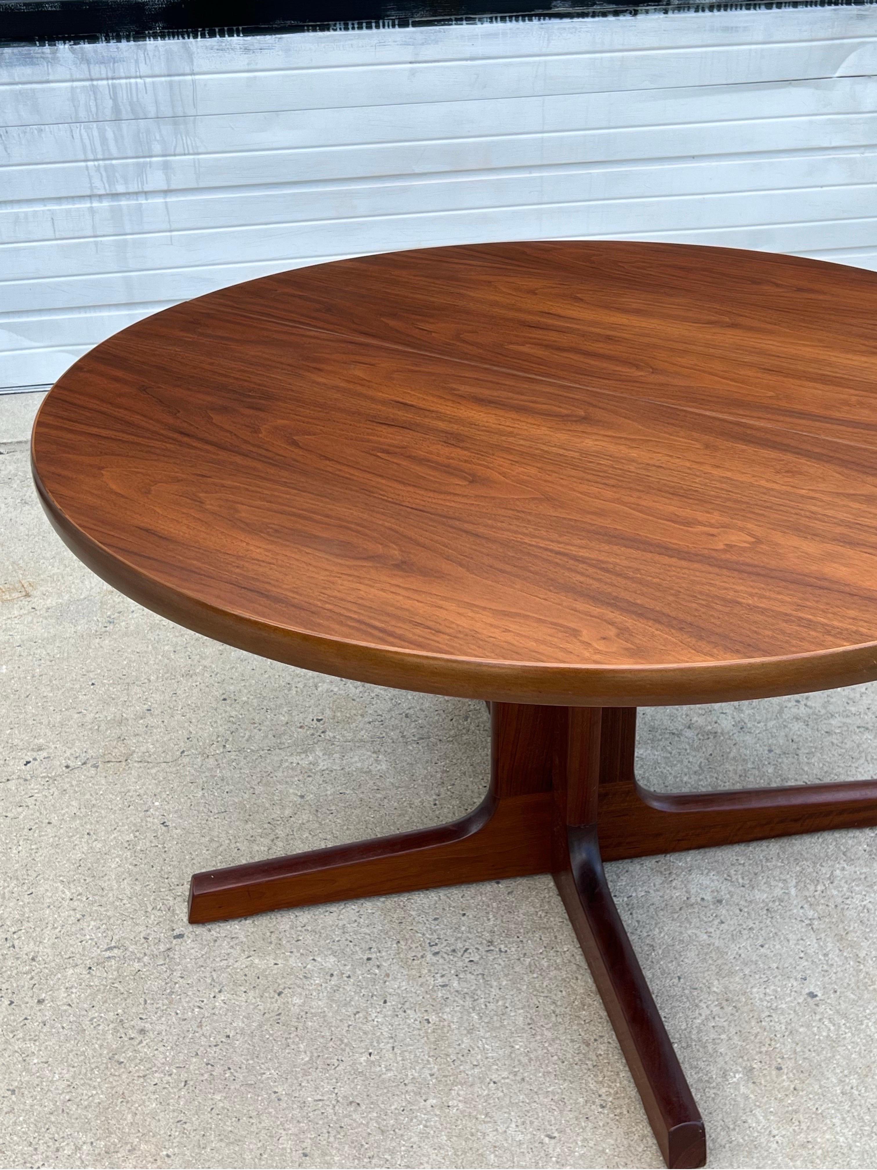 Mid-Century Round Danish Pedestal Dining Table 1