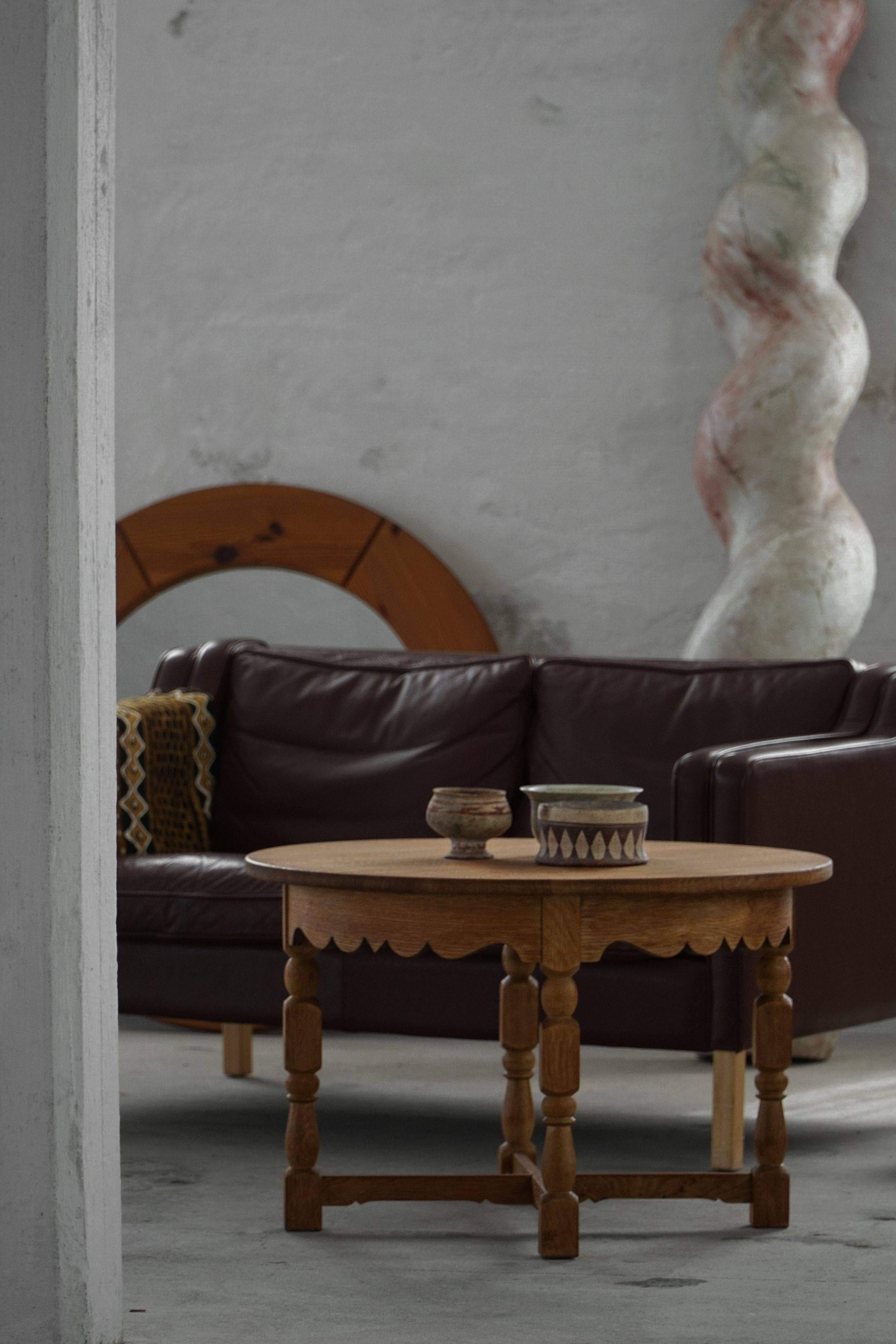 Mid Century Round Danish Side Table in Solid Oak, Henning Kjærnulf, 1960s In Good Condition For Sale In Odense, DK