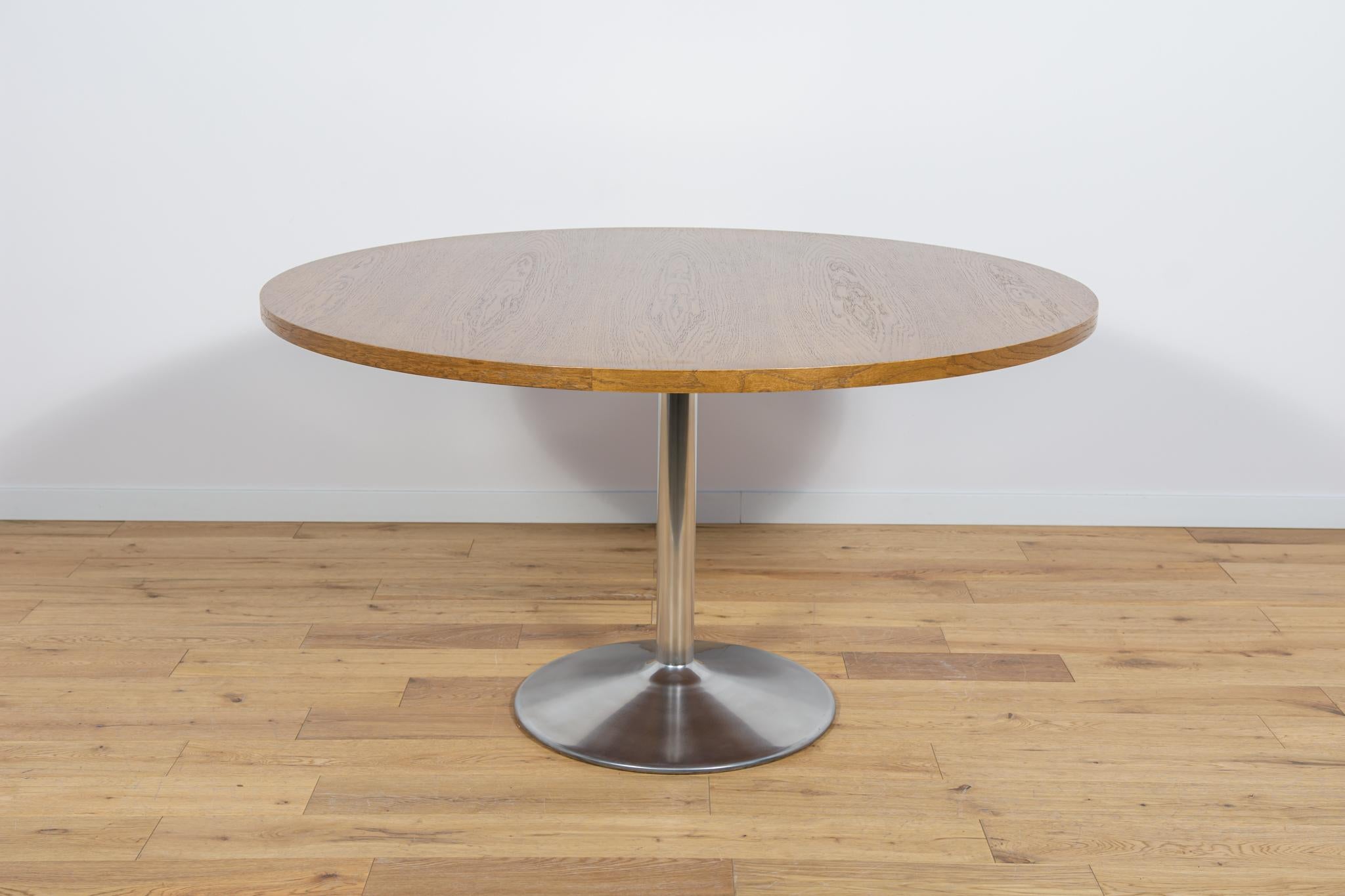 
Der Tisch wurde in den 1970er Jahren in Dänemark hergestellt. Tischplatte aus Eichenfurnier. Die Möbel sind nach einer umfassenden Tischlerrenovierung von der alten Beschichtung befreit und mit hochwertigem dänischem Öl behandelt worden. Der