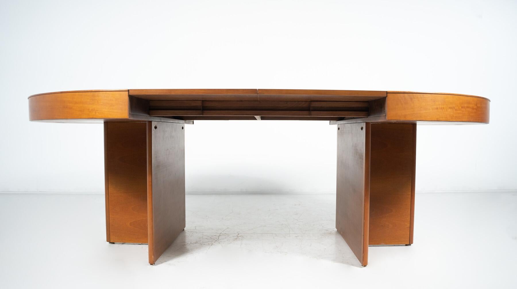 Mid-Century Round Dining Table by Tito Agnoli for Molteni, 1970s In Good Condition In Brussels, BE