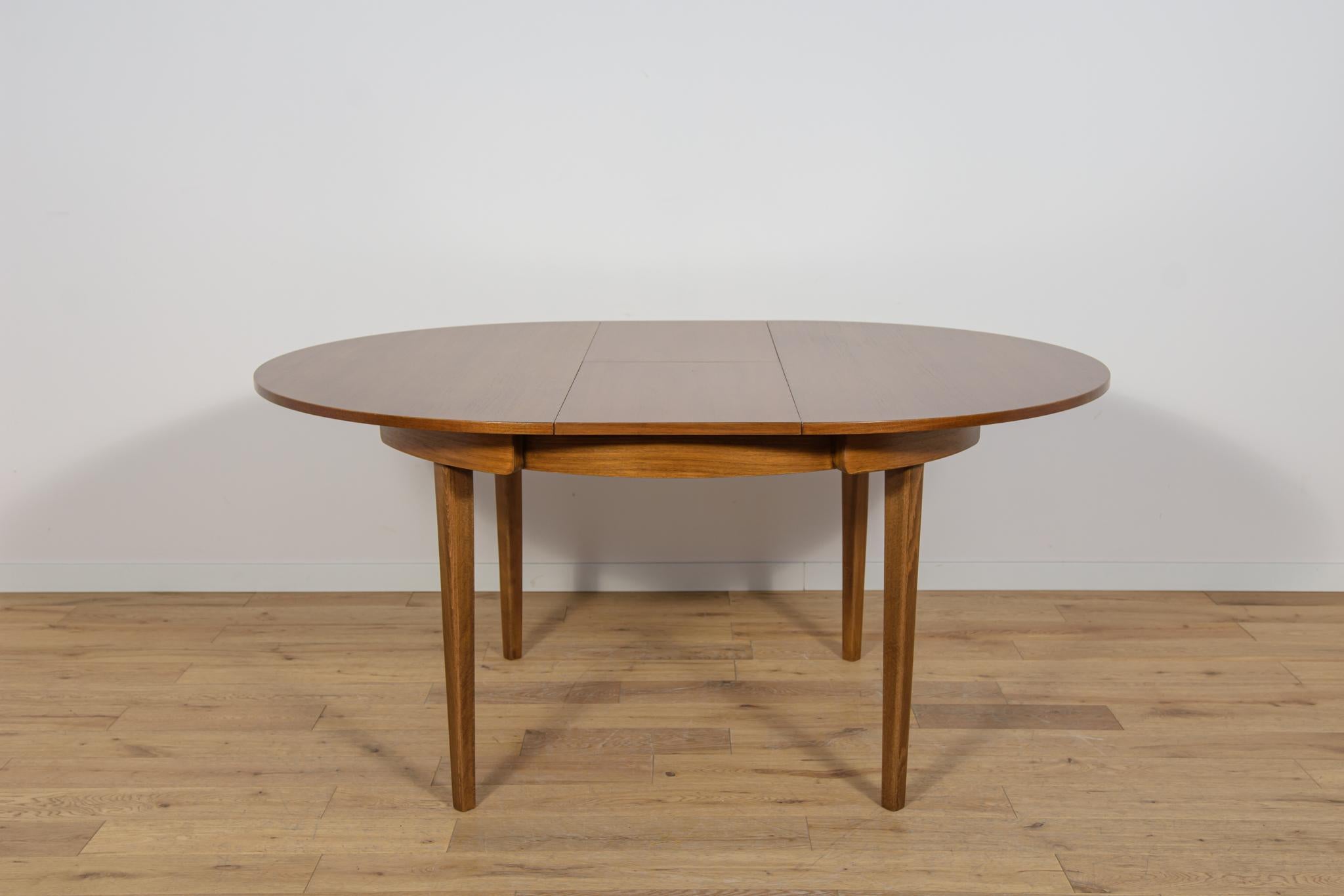 Mid-Century Round Extendable Dining Table and Chairs from McIntosh, 1960s. For Sale 2