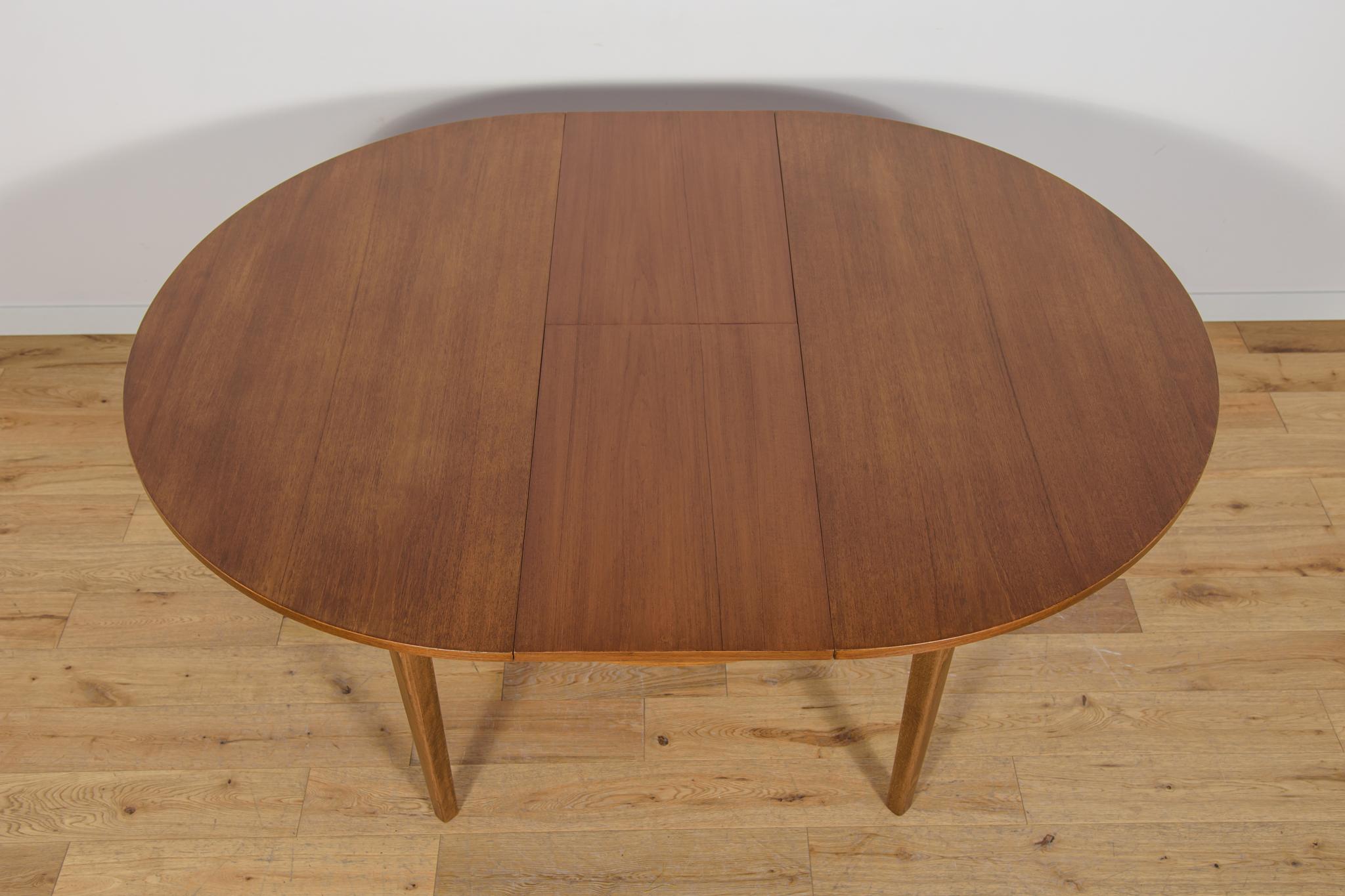 Mid-Century Round Extendable Dining Table and Chairs from McIntosh, 1960s. For Sale 3