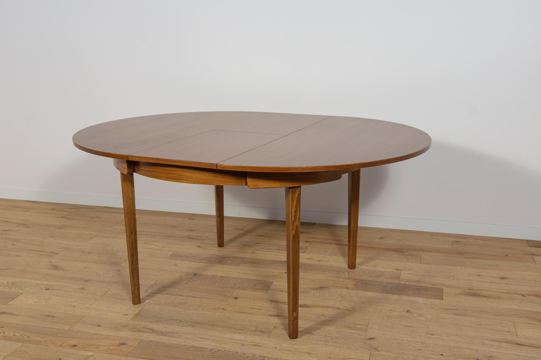 Mid-Century Round Extendable Dining Table and Chairs from McIntosh, 1960s. For Sale 4
