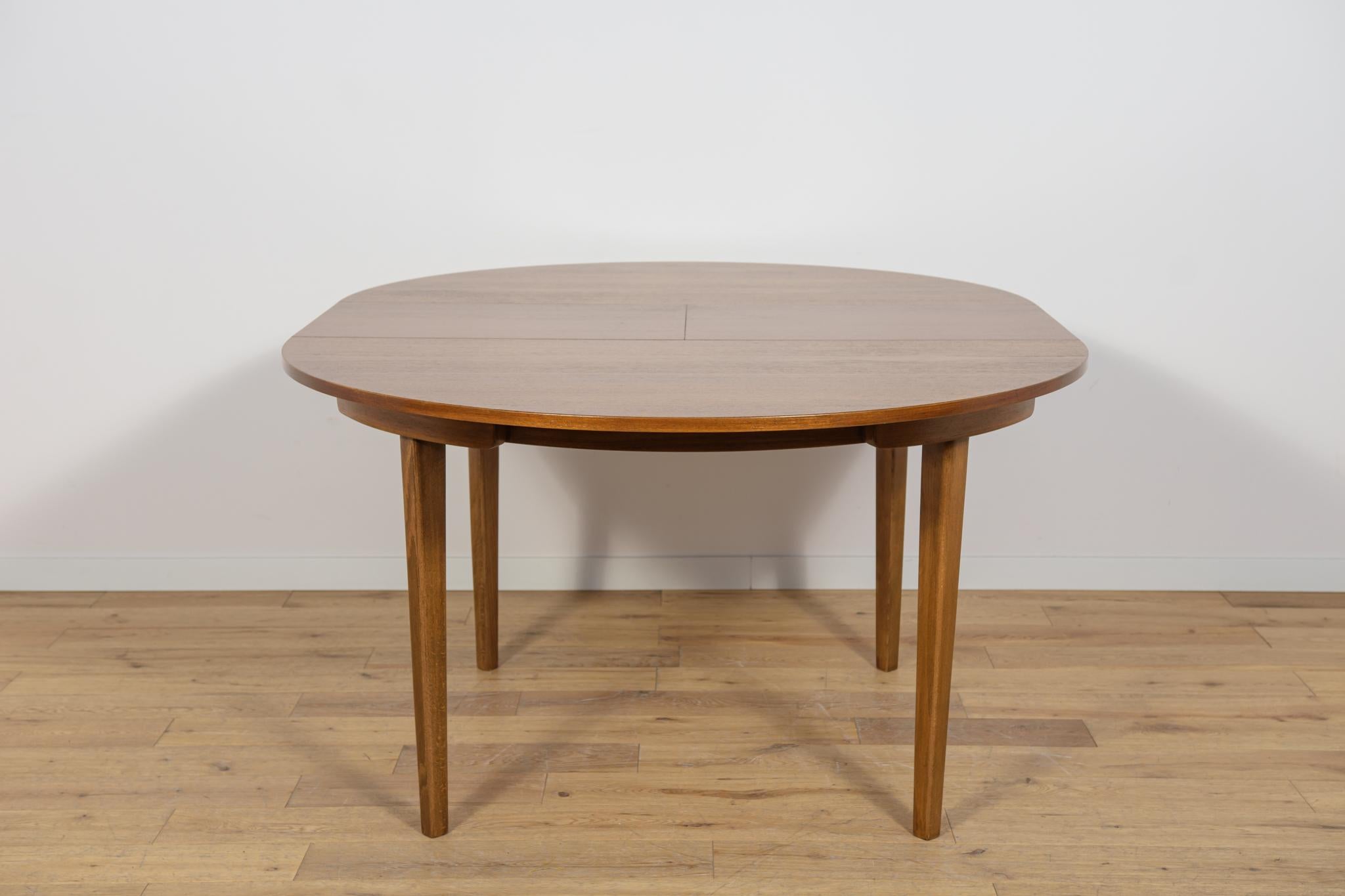 Mid-Century Round Extendable Dining Table and Chairs from McIntosh, 1960s. For Sale 5