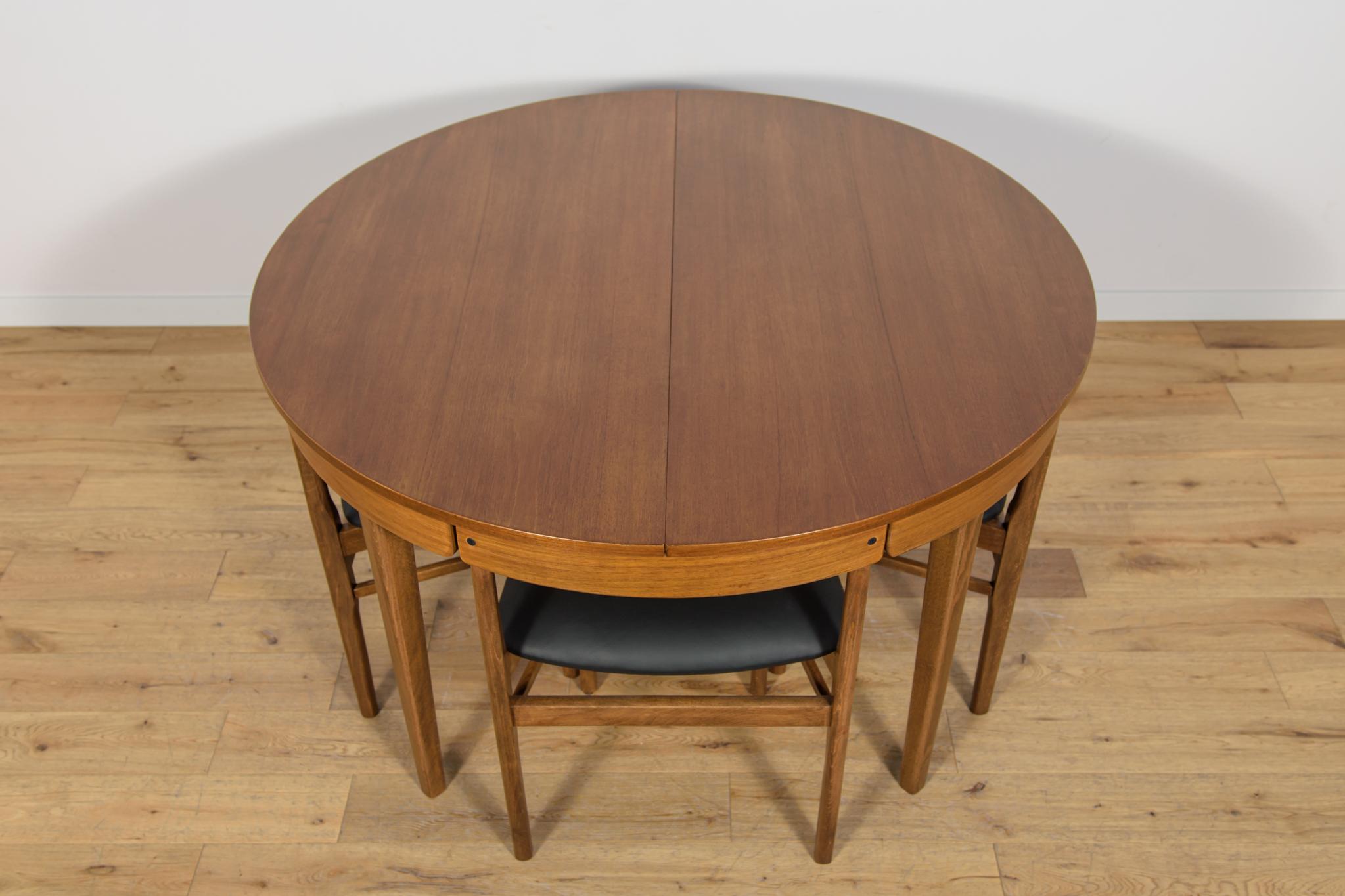 British Mid-Century Round Extendable Dining Table and Chairs from McIntosh, 1960s. For Sale