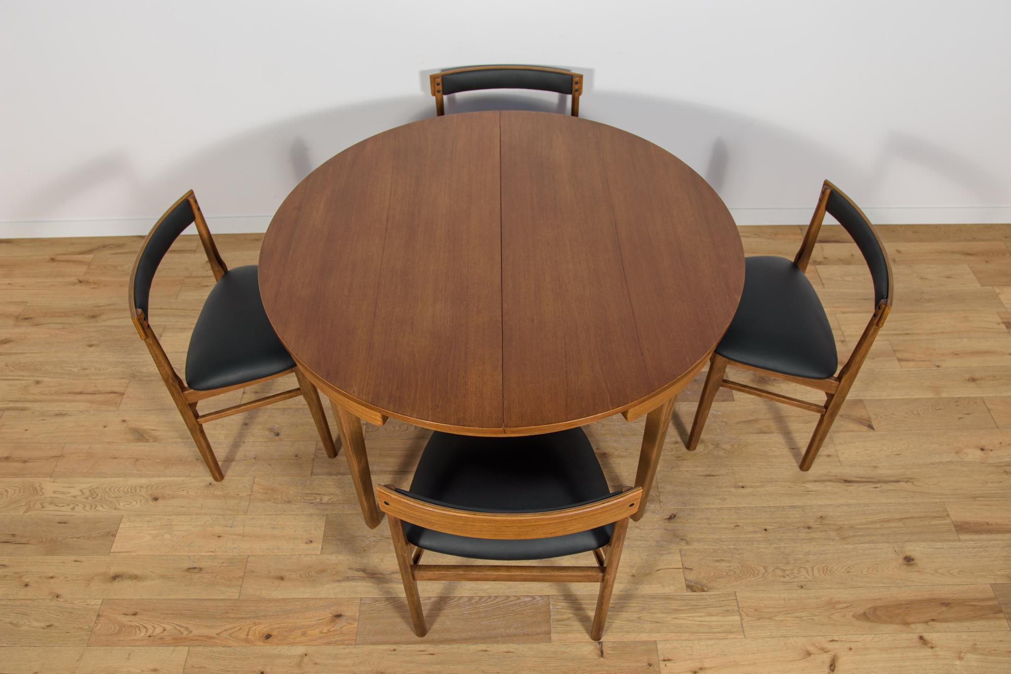 Mid-Century Round Extendable Dining Table and Chairs from McIntosh, 1960s. In Excellent Condition For Sale In GNIEZNO, 30
