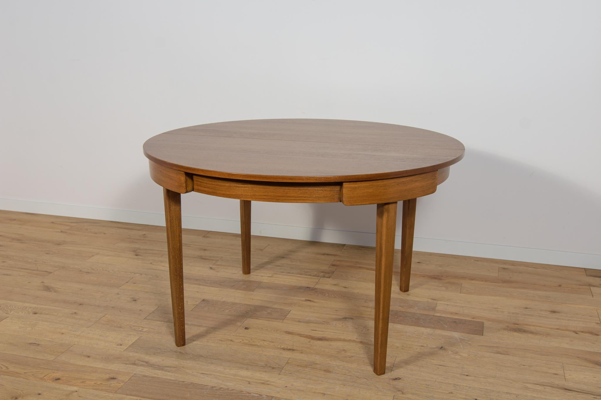 Mid-Century Round Extendable Dining Table and Chairs from McIntosh, 1960s. For Sale 1