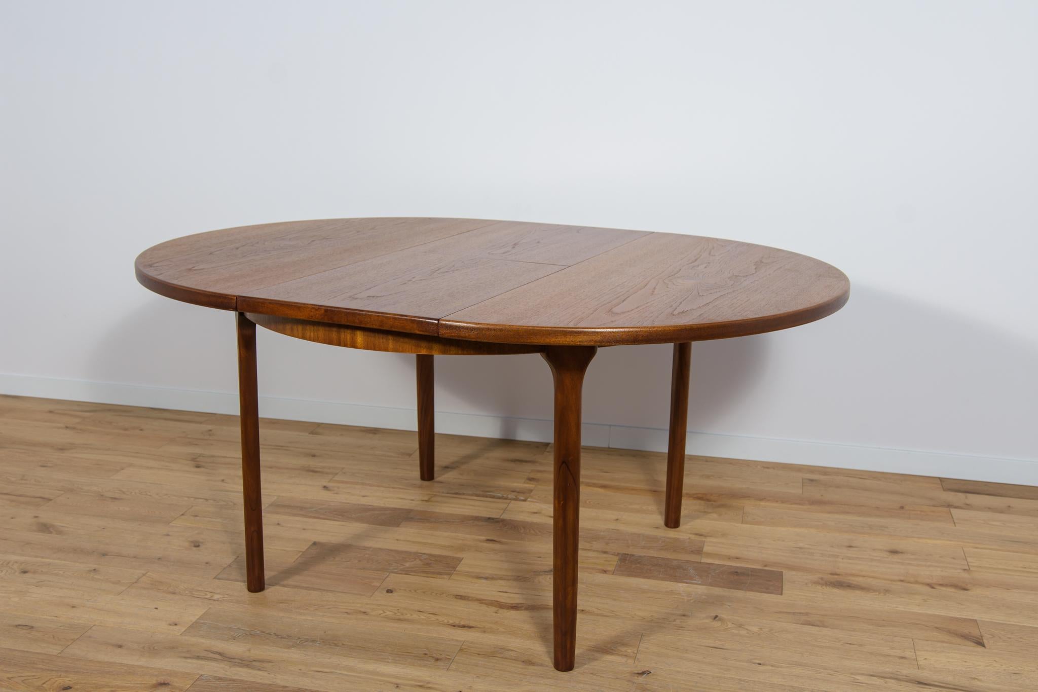  Mid-Century Round Extendable Dining Table from McIntosh, 1960s For Sale 1