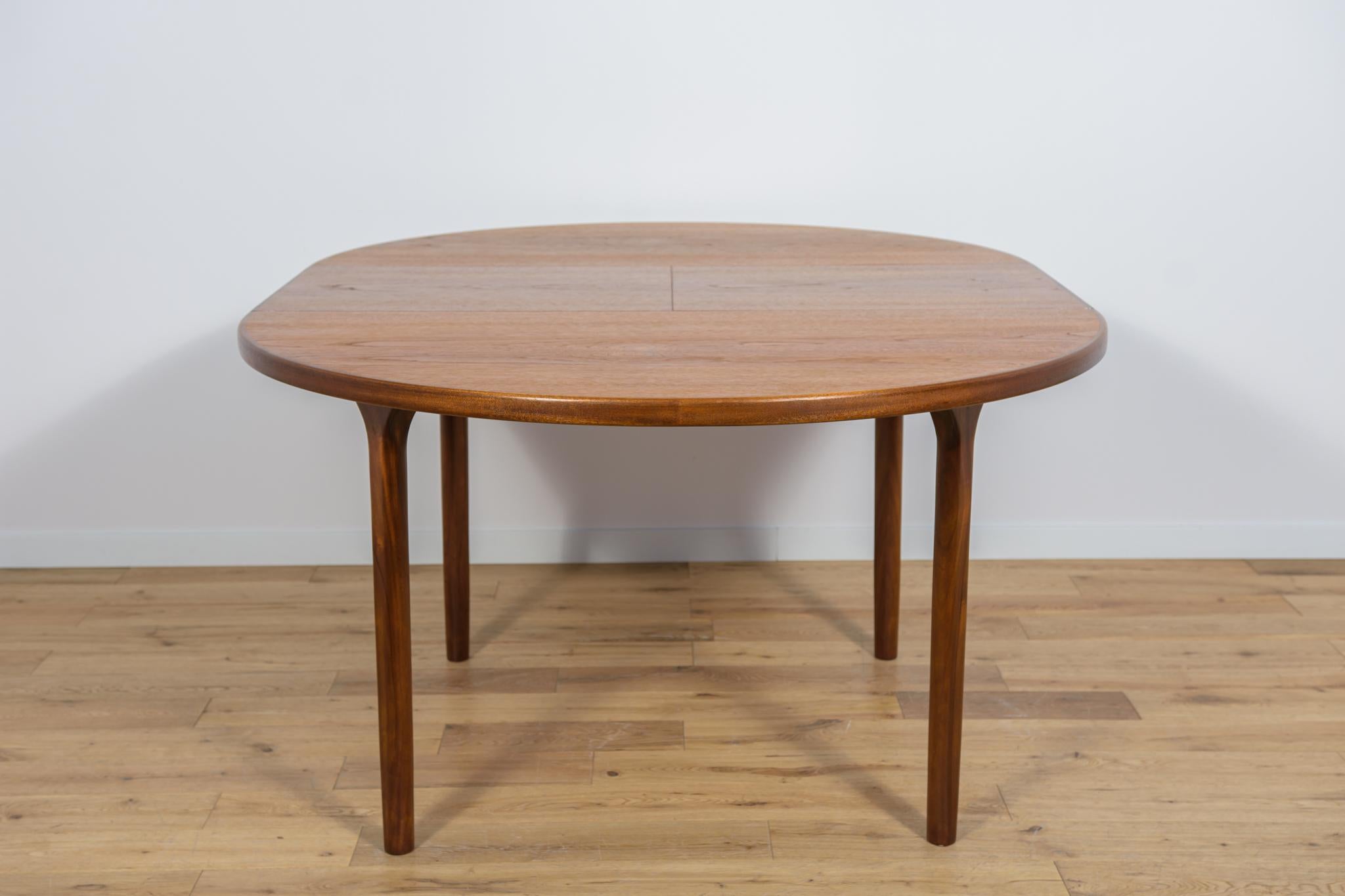  Mid-Century Round Extendable Dining Table from McIntosh, 1960s For Sale 3