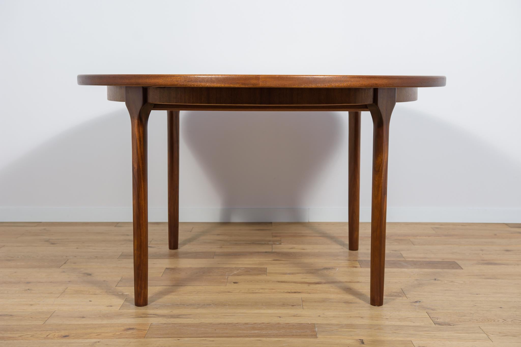 Mid-Century Round Extendable Dining Table from McIntosh, 1960s For Sale 4