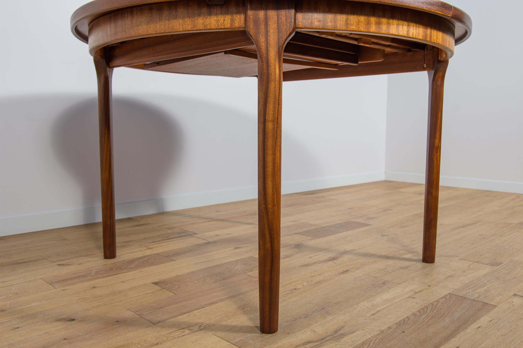  Mid-Century Round Extendable Dining Table from McIntosh, 1960s For Sale 9