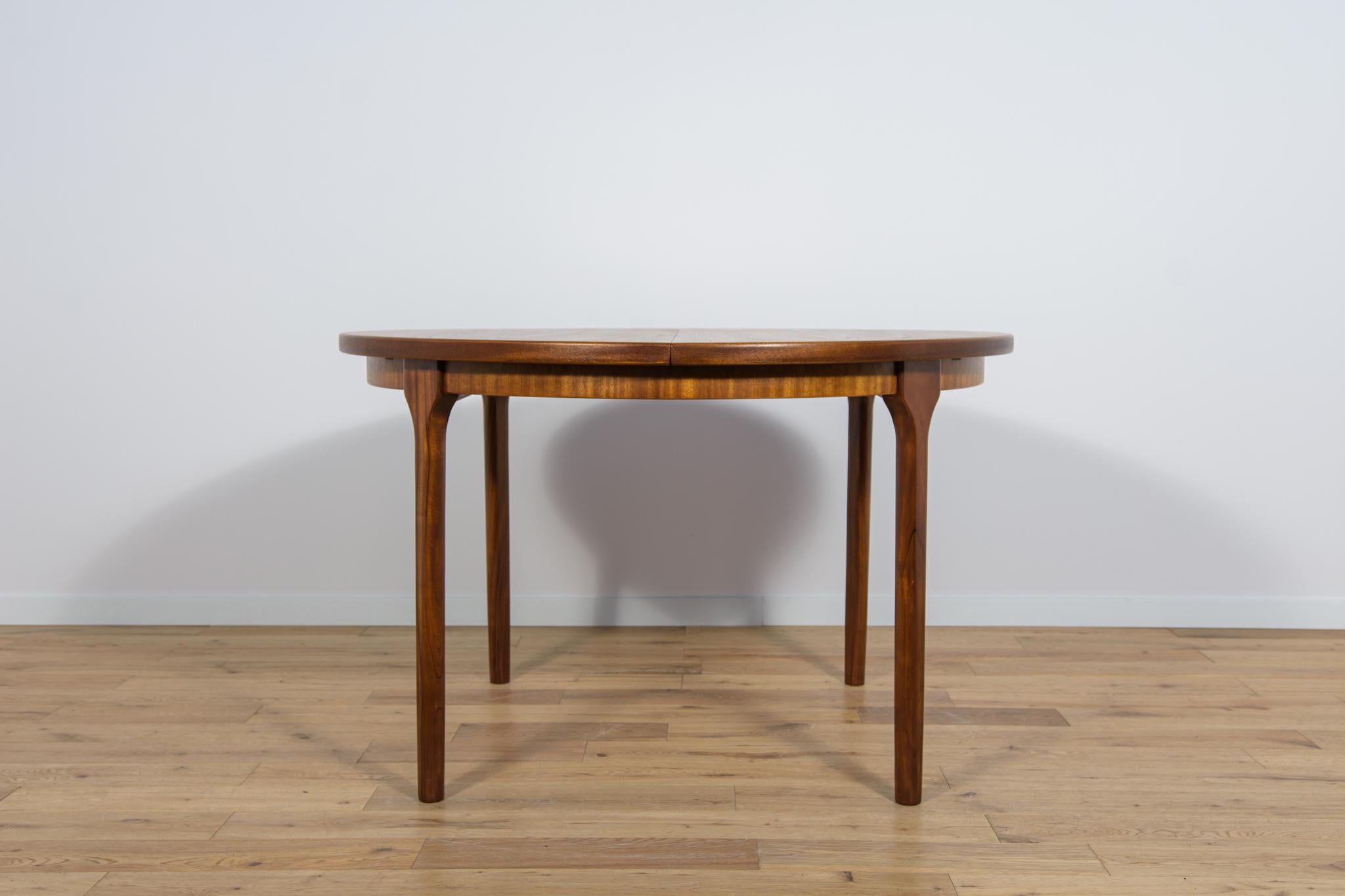 Mid-Century Modern  Mid-Century Round Extendable Dining Table from McIntosh, 1960s For Sale