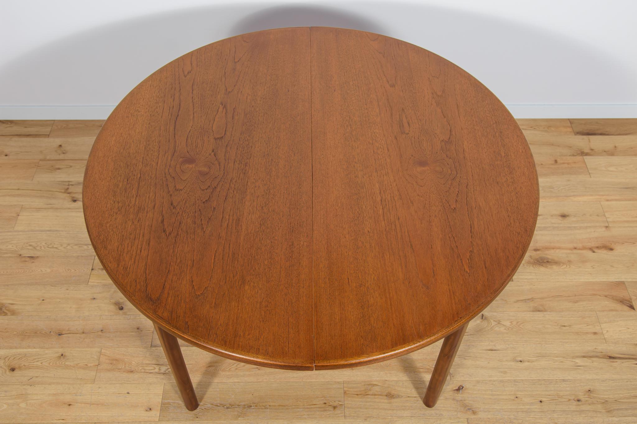 British  Mid-Century Round Extendable Dining Table from McIntosh, 1960s For Sale