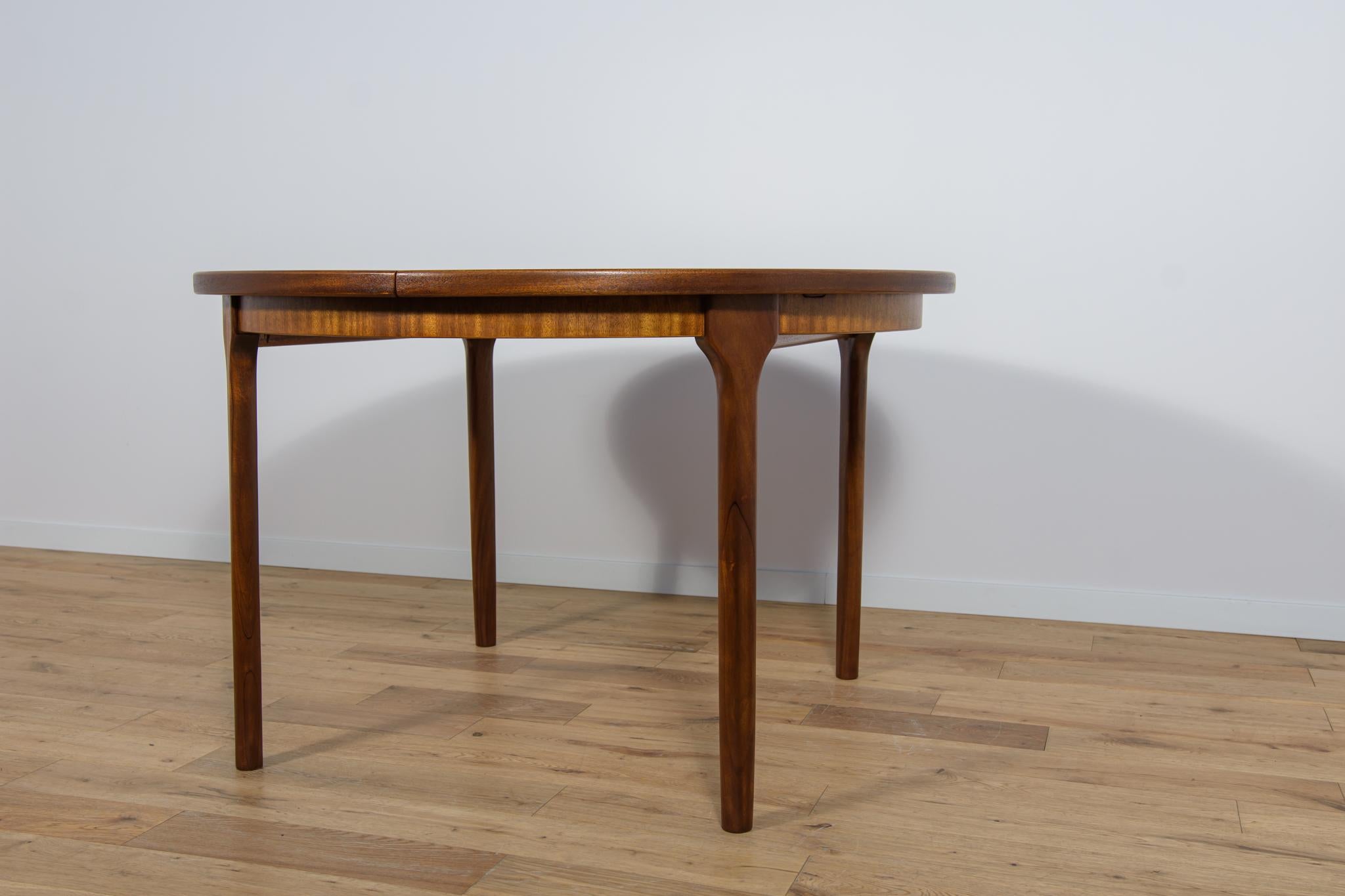 Woodwork  Mid-Century Round Extendable Dining Table from McIntosh, 1960s For Sale