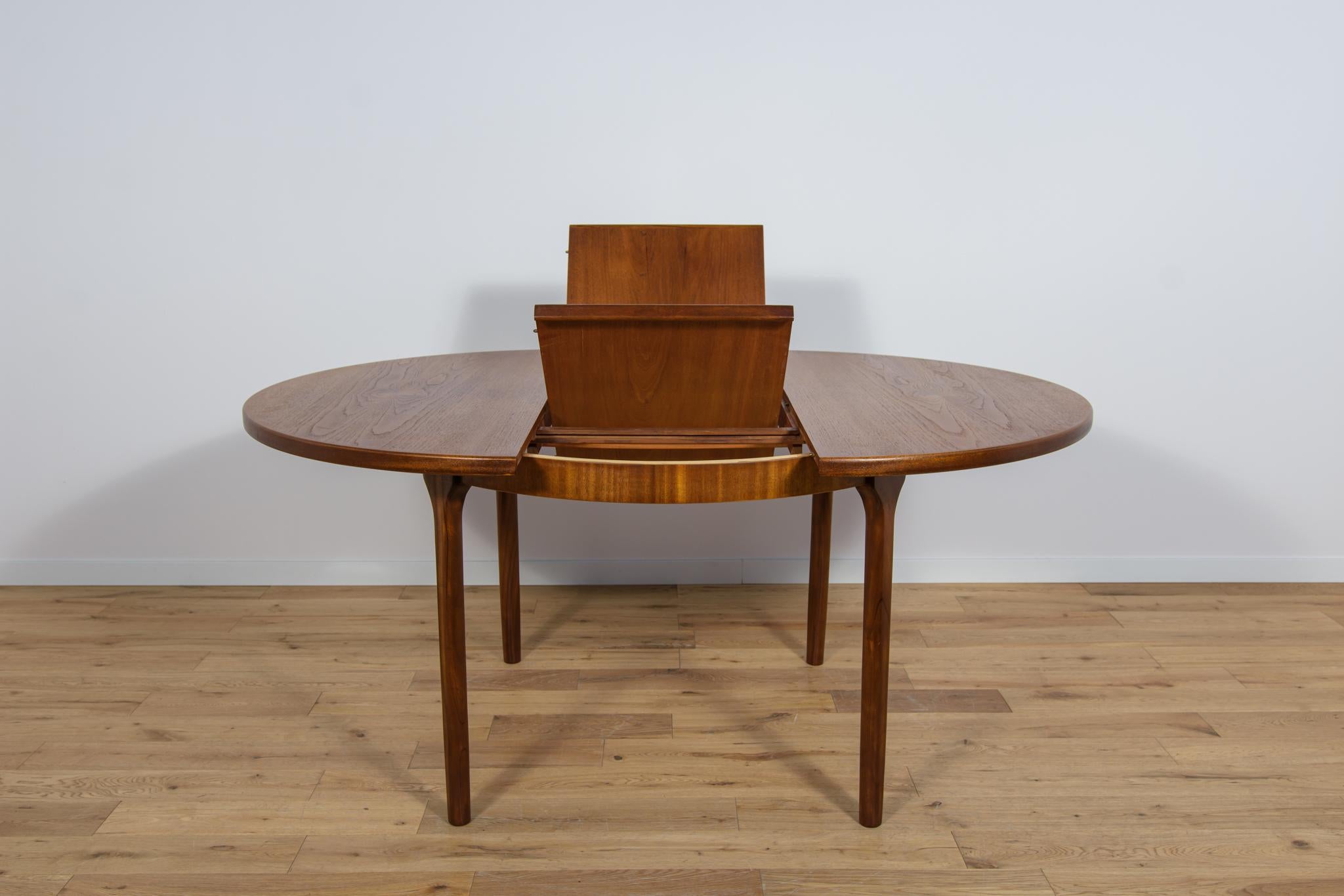  Mid-Century Round Extendable Dining Table from McIntosh, 1960s In Excellent Condition For Sale In GNIEZNO, 30