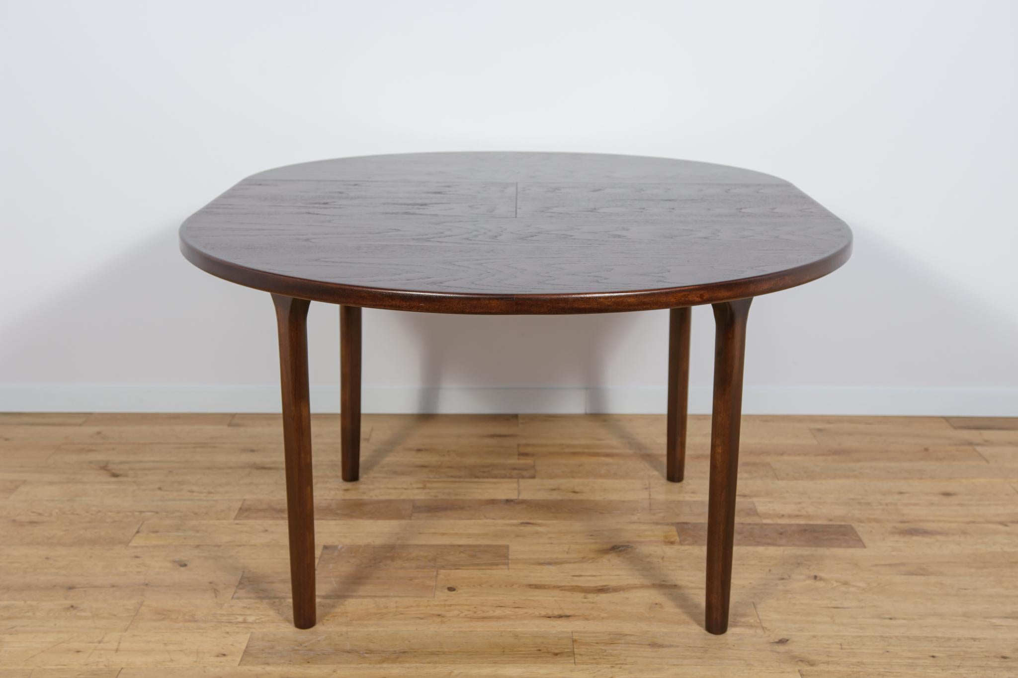Mid-Century Round Extendable Dining Table from McIntosh, Great Britain, 1960s For Sale 4