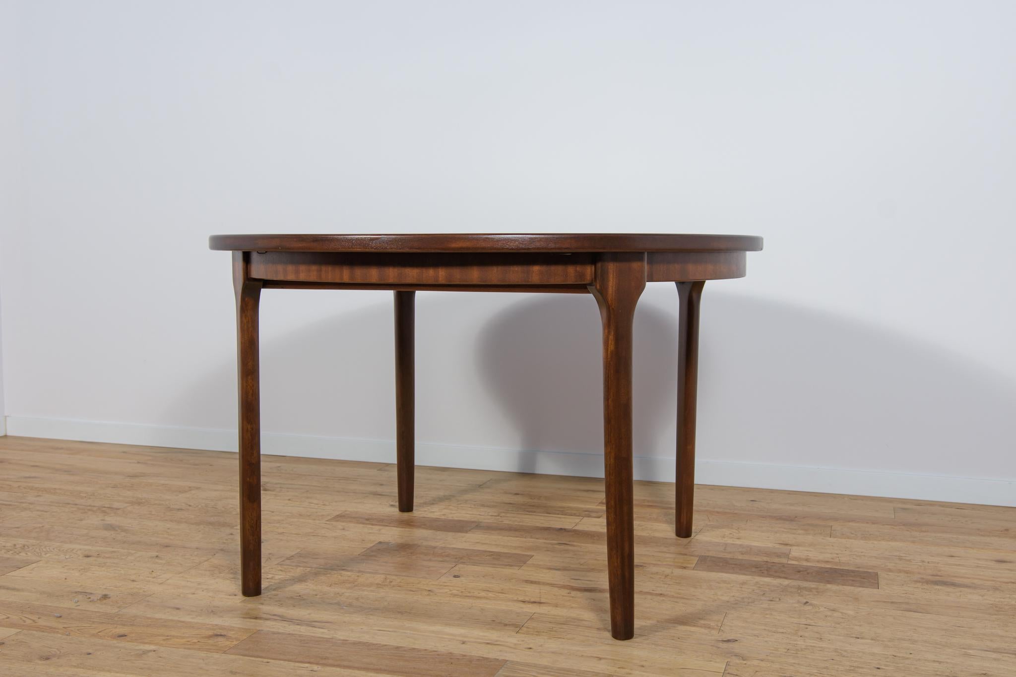 Woodwork Mid-Century Round Extendable Dining Table from McIntosh, Great Britain, 1960s For Sale