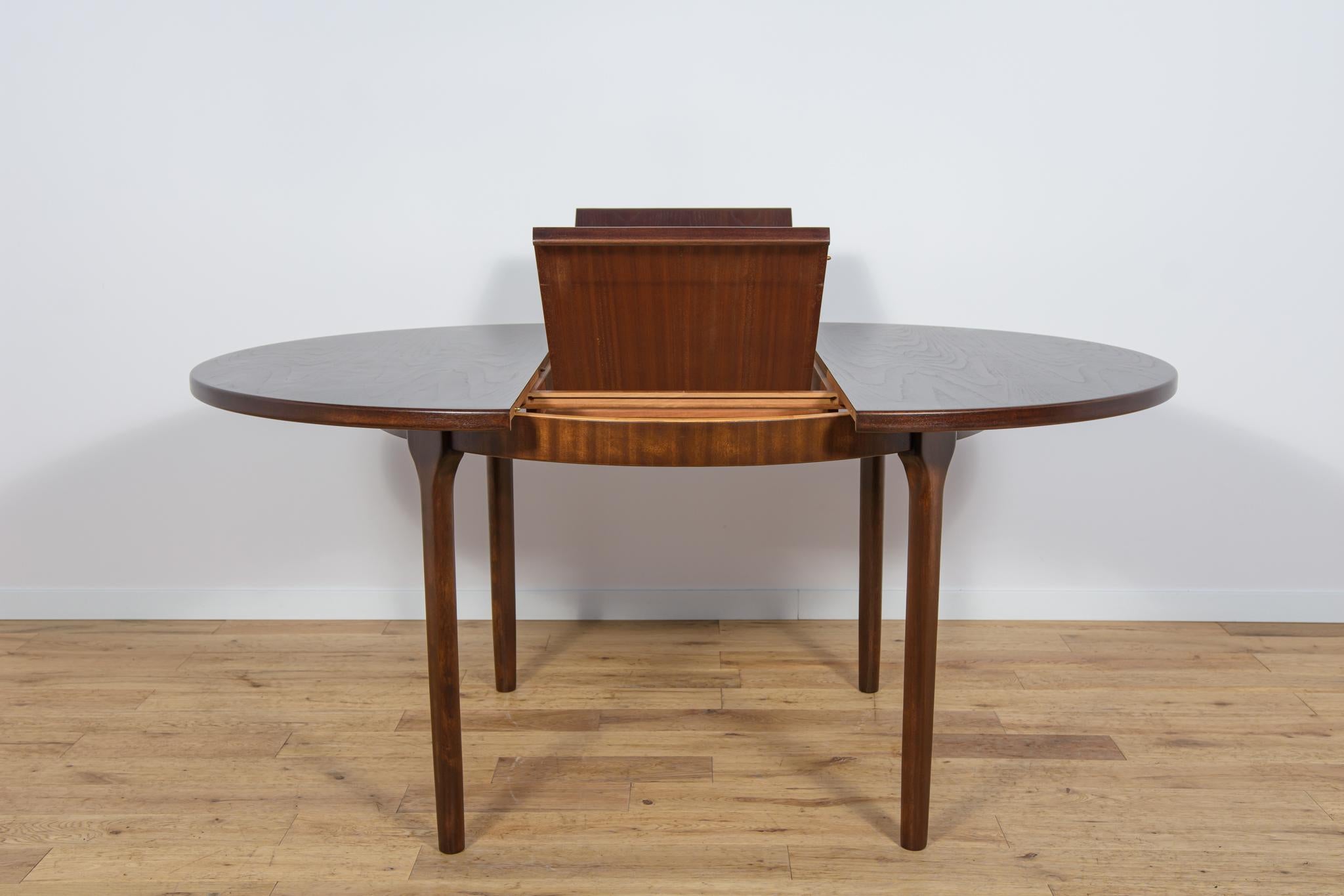 Mid-Century Round Extendable Dining Table from McIntosh, Great Britain, 1960s In Excellent Condition For Sale In GNIEZNO, 30
