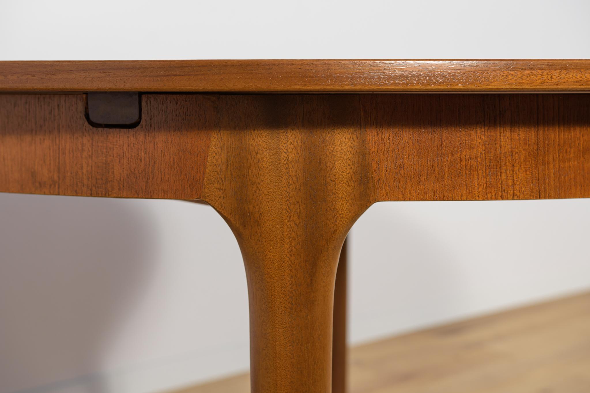 Mesa de comedor redonda extensible de mediados de siglo de McIntosh, Reino Unido, años 60 en venta 9
