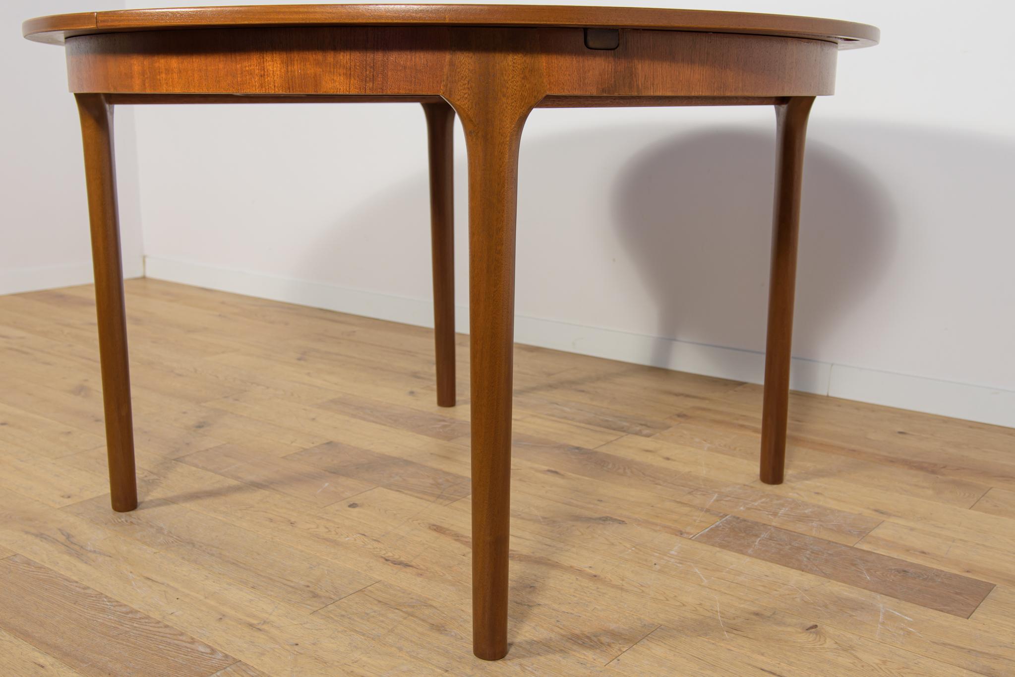 Mesa de comedor redonda extensible de mediados de siglo de McIntosh, Reino Unido, años 60 en venta 11