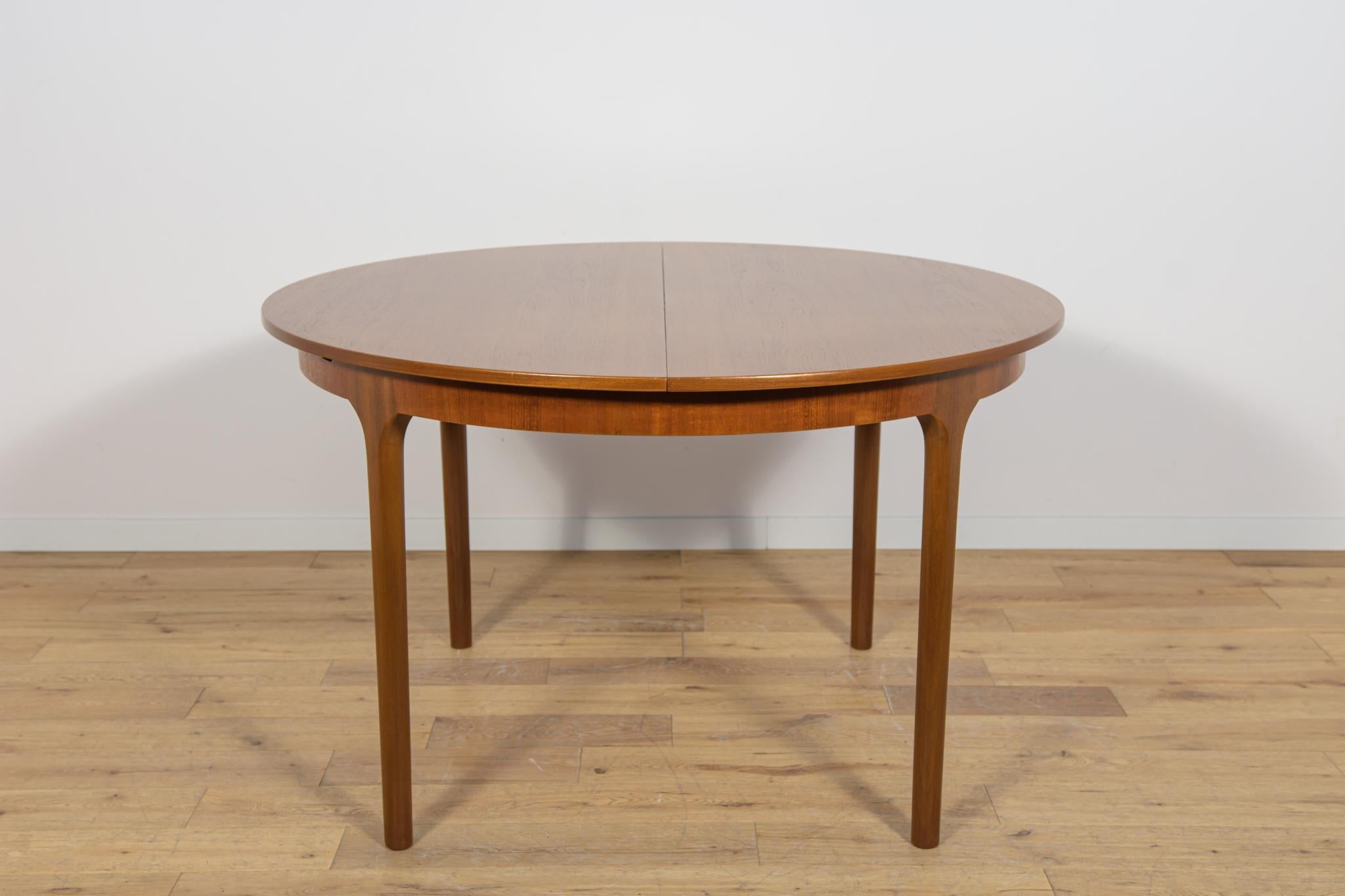 Mesa de comedor redonda extensible de mediados de siglo de McIntosh, Reino Unido, años 60 Moderno de mediados de siglo en venta