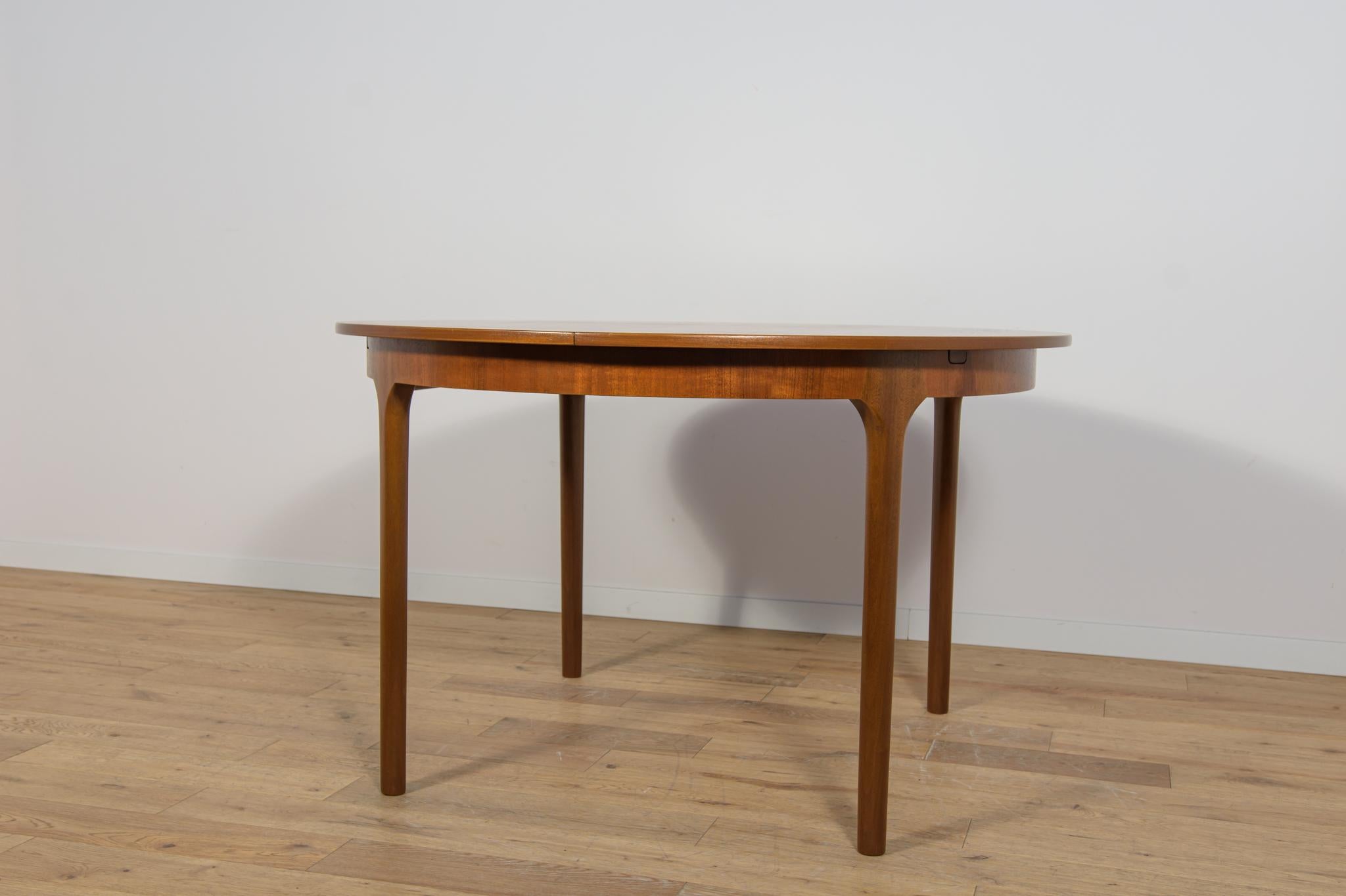Mesa de comedor redonda extensible de mediados de siglo de McIntosh, Reino Unido, años 60 Teca en venta