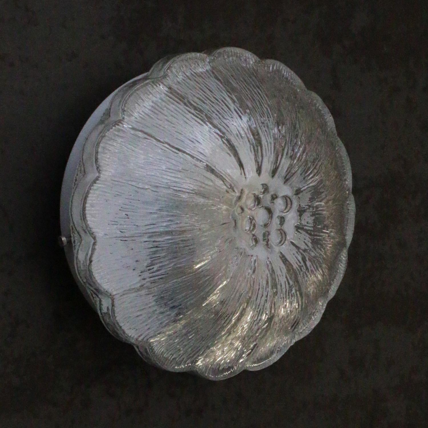 Tedesco Lampada a incasso in vetro trasparente a forma di fiore di metà secolo in vendita
