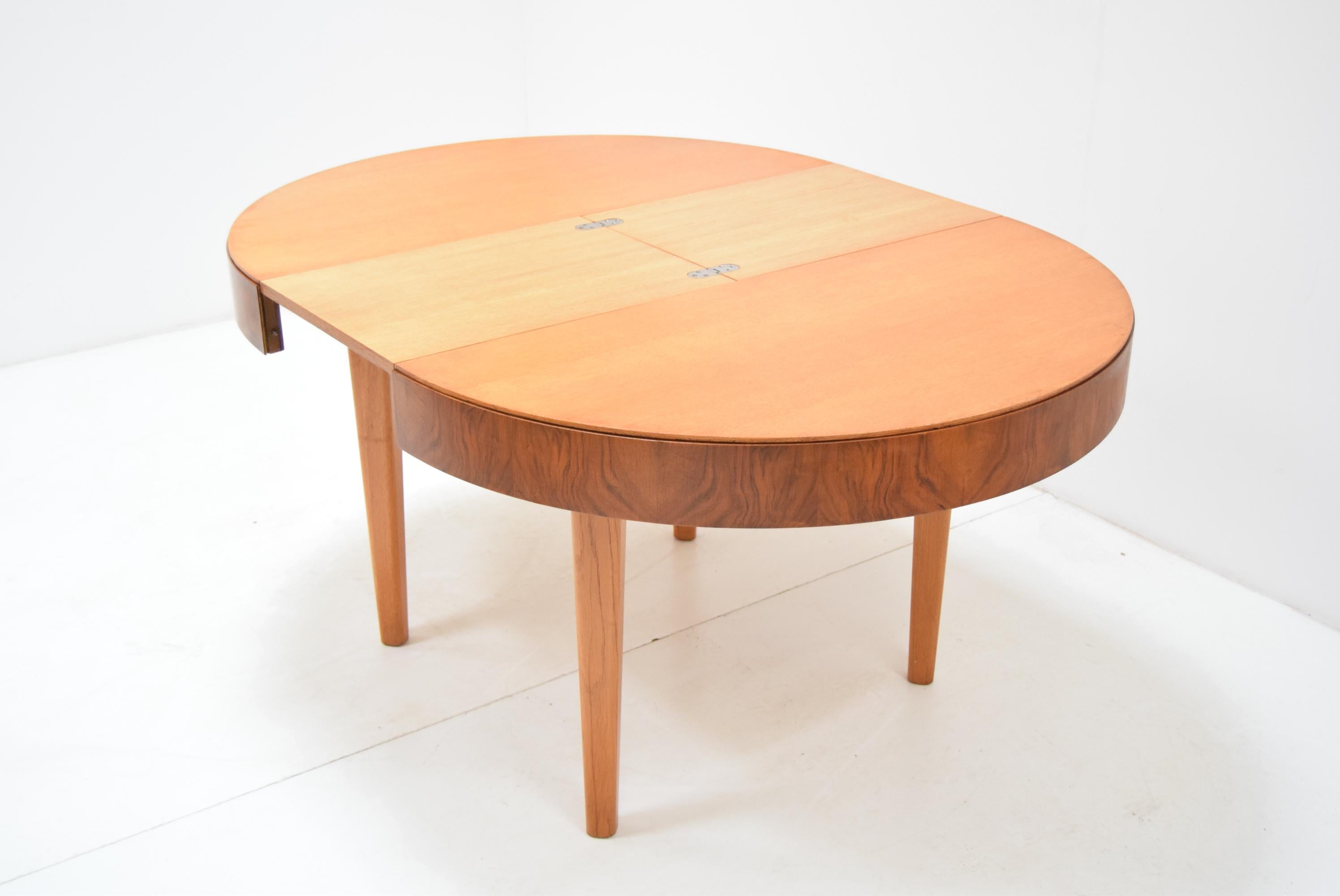 Mid-Century Round Folding Dining Table, Czechoslovakia, 1950 In Good Condition For Sale In Praha, CZ