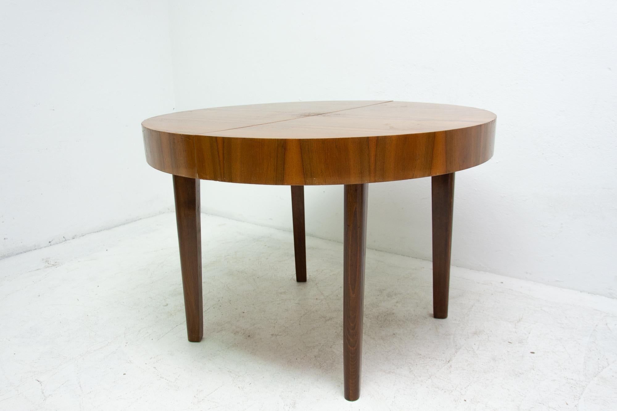 Midcentury Round Folding Dining Table in Walnut, Czechoslovakia, 1950s In Good Condition In Prague 8, CZ