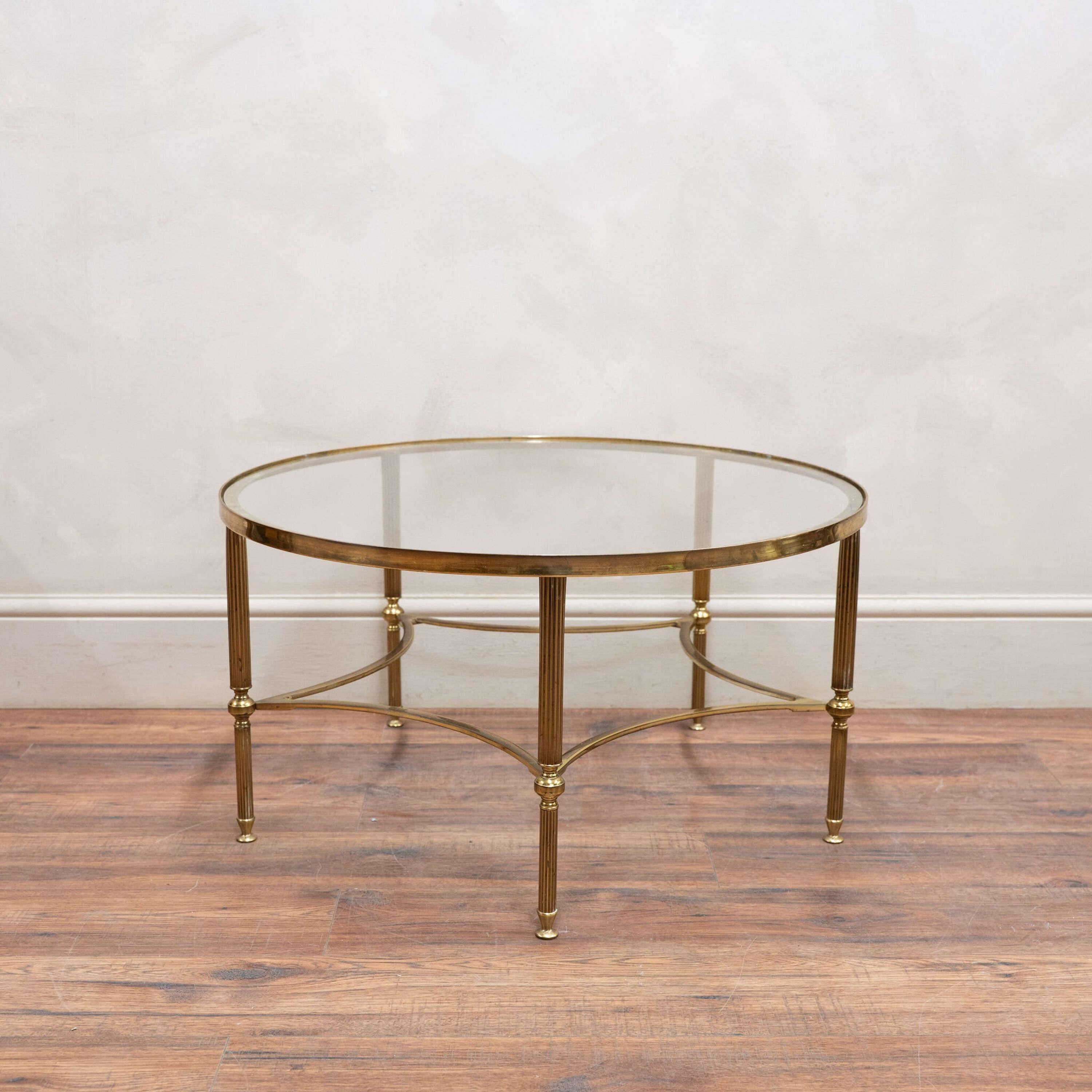 Table basse française de bonne qualité, datant du milieu du siècle dernier, avec un plateau en verre, reposant sur des pieds fuselés et cannelés. Attribué à la Maison Jansen 

France, vers 1960.

Hauteur - 41 cm
Diamètre - 77 cm