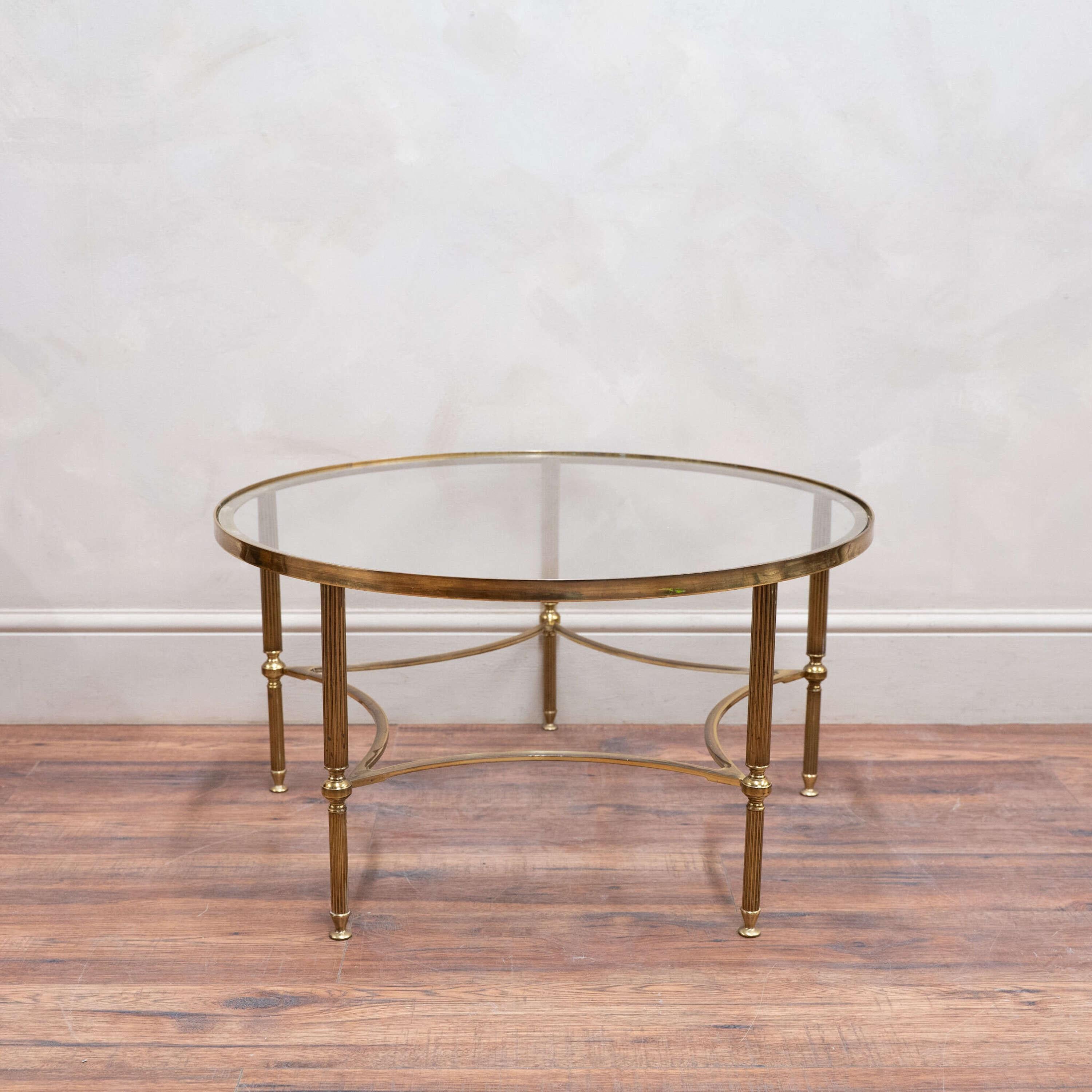 Français Table basse ronde en verre et laiton Maison Jansen en vente