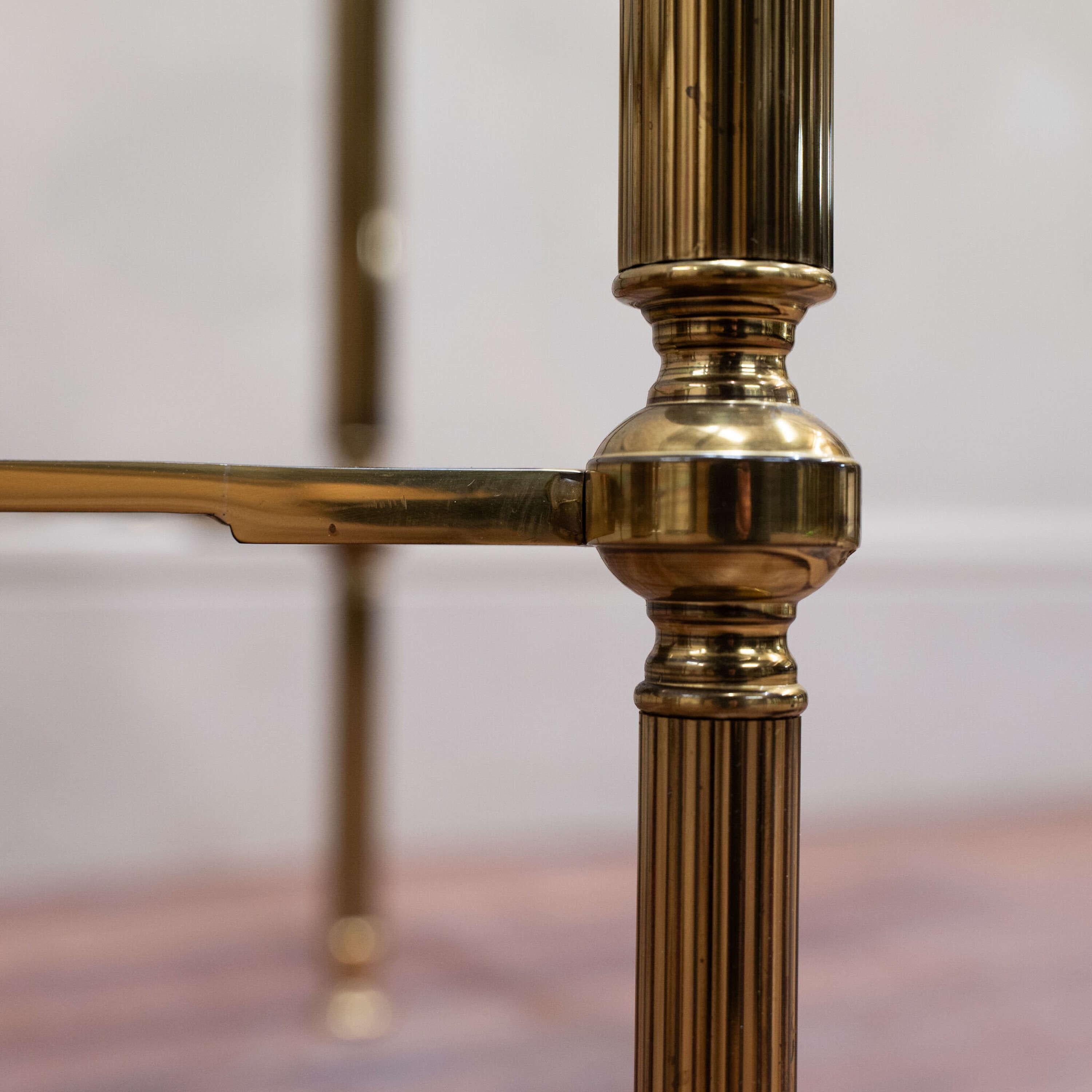 20ième siècle Table basse ronde en verre et laiton Maison Jansen en vente
