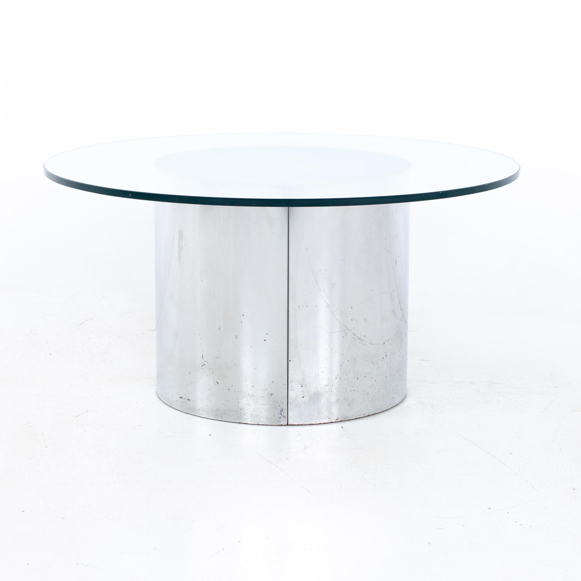 Mid century round glass and chrome coffee table
Table measures: 32 wide x 32 deep x 16 inches high

The base of the table is rusted, scratched, and dented. The glass top also is scratched

Each piece is carefully cleaned and packaged before
