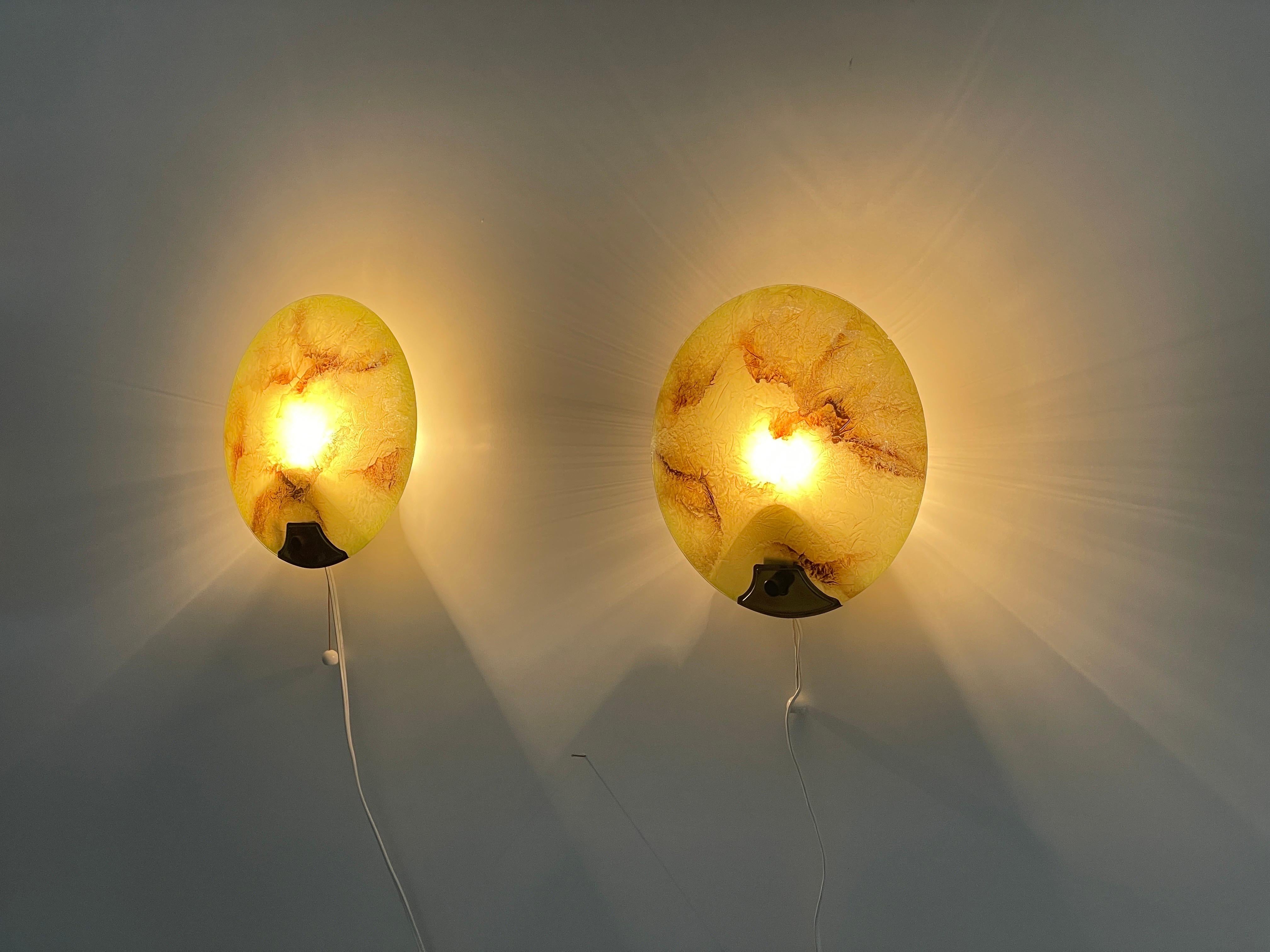 Paire d'appliques rondes du milieu du siècle en verre vert et laiton, années 1950, Allemagne en vente 3