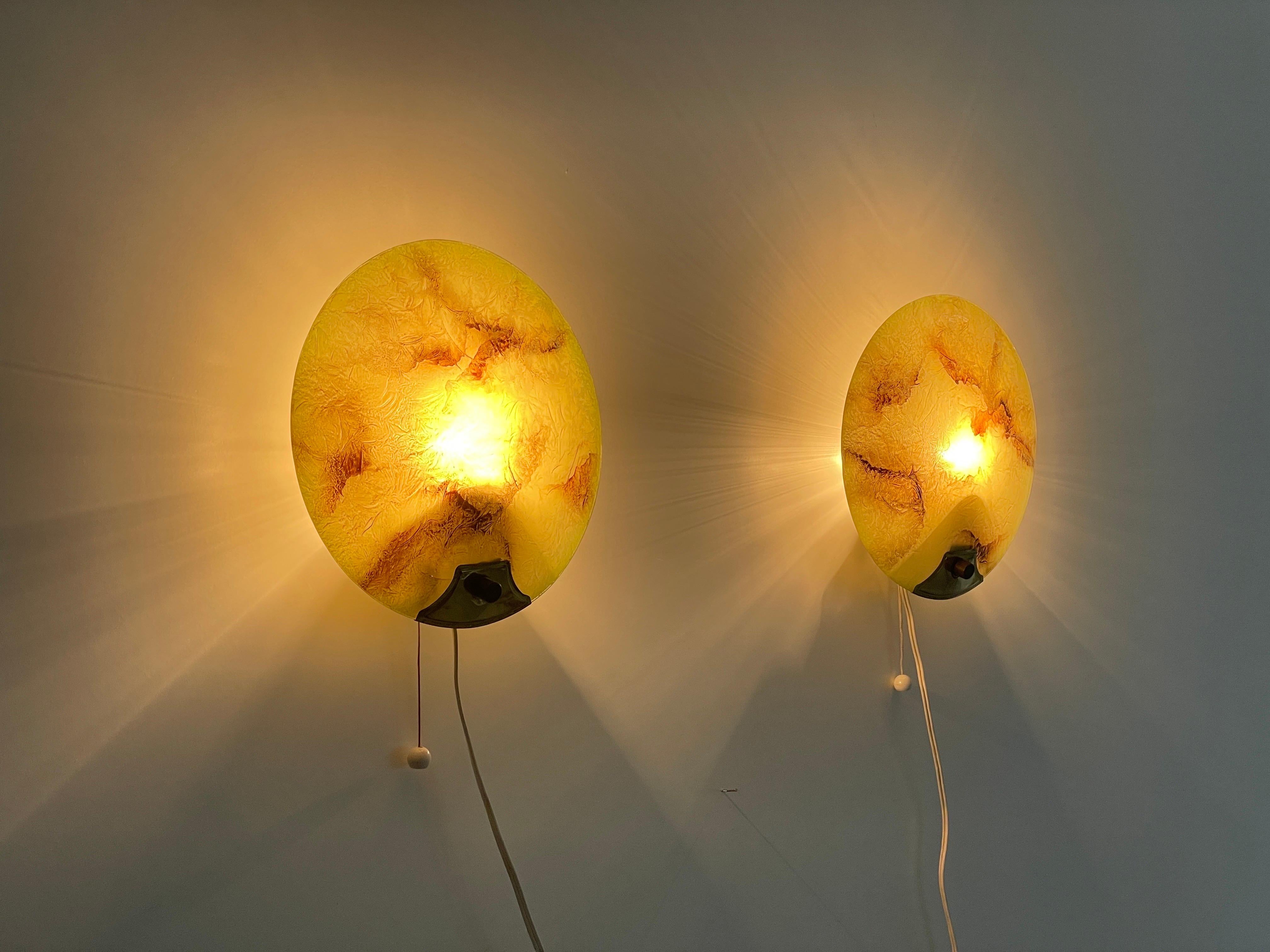 Paire d'appliques rondes du milieu du siècle en verre vert et laiton, années 1950, Allemagne en vente 4