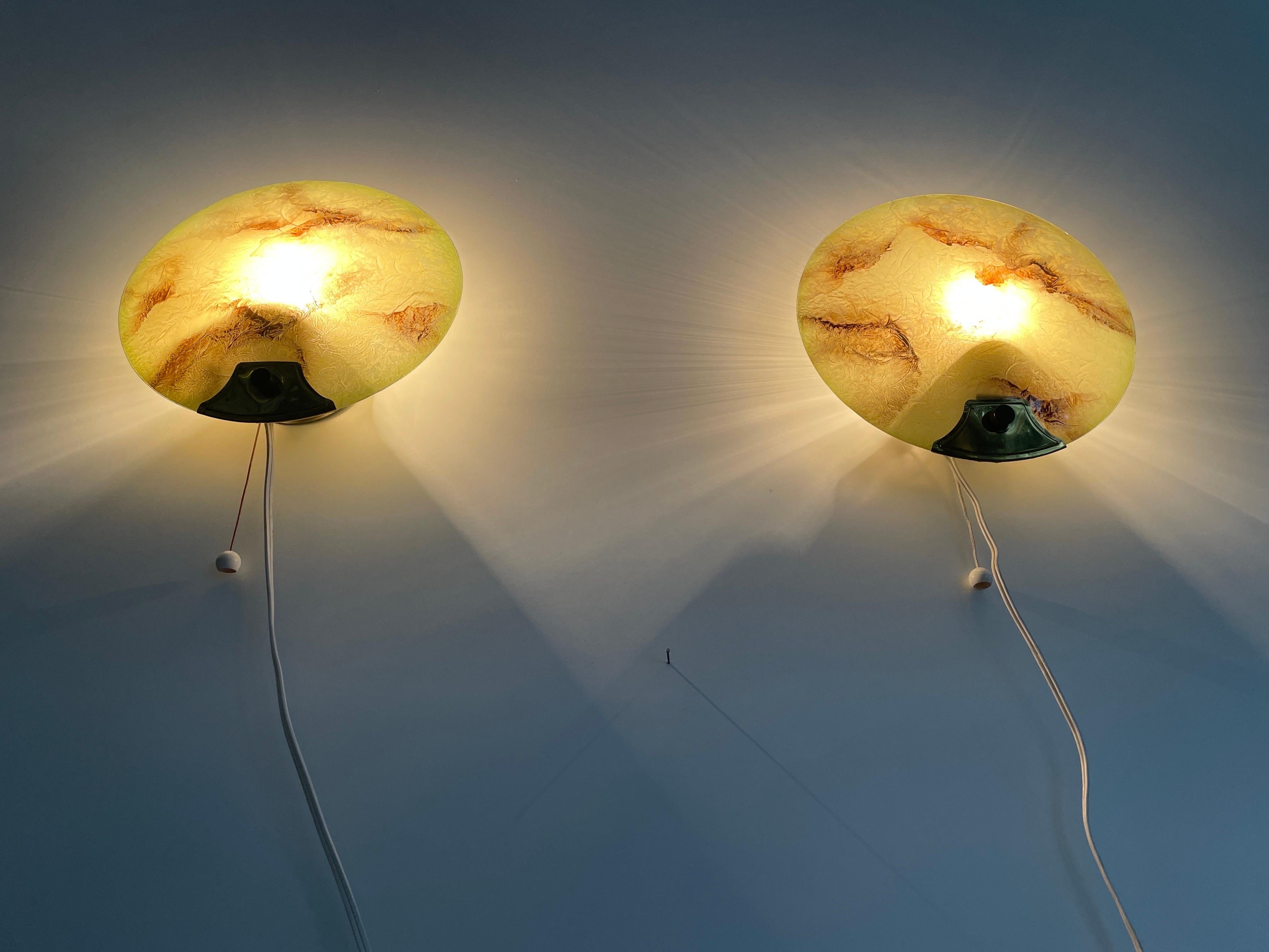 Paire d'appliques rondes du milieu du siècle en verre vert et laiton, années 1950, Allemagne en vente 5