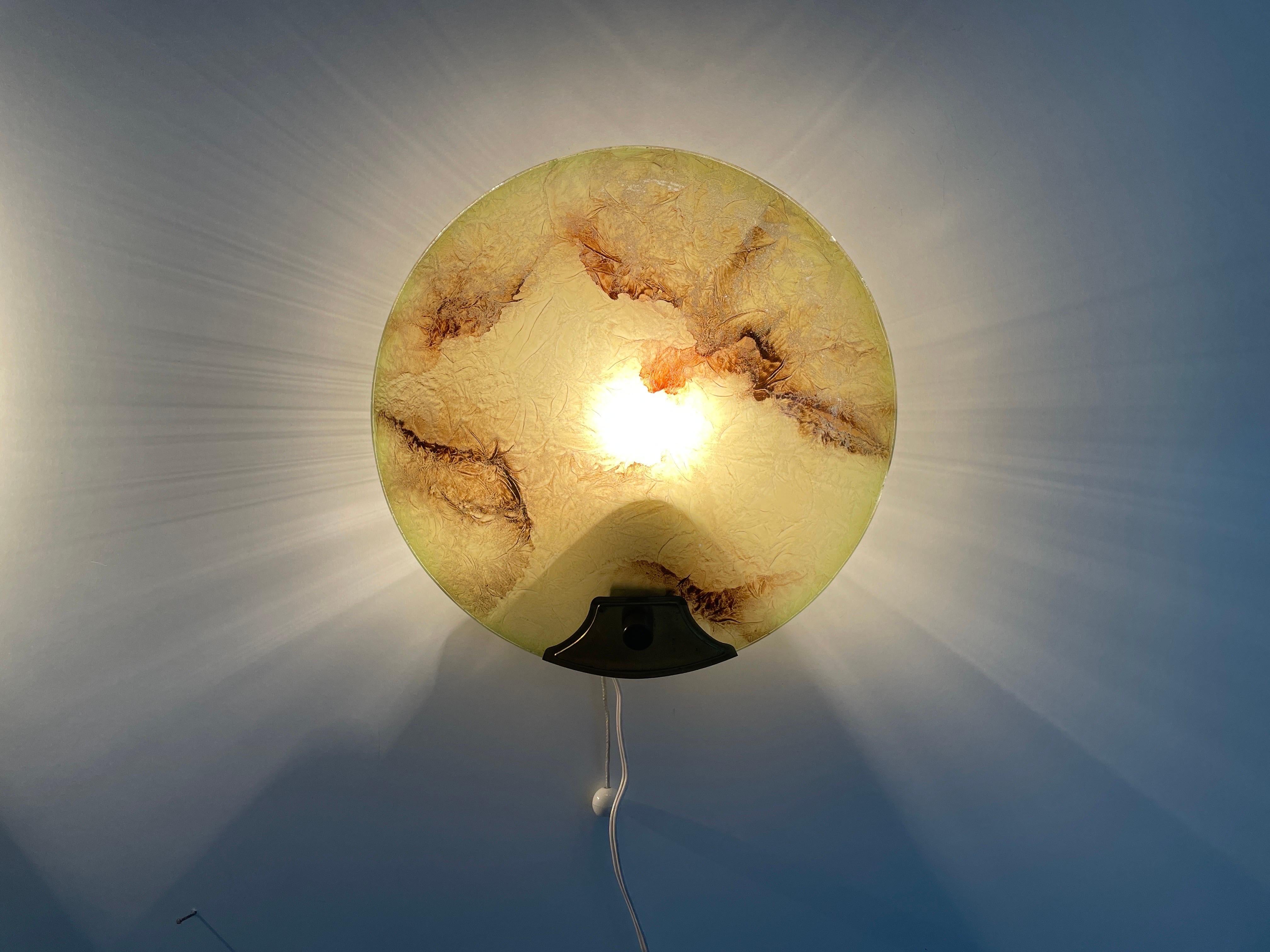 Paire d'appliques rondes du milieu du siècle en verre vert et laiton, années 1950, Allemagne en vente 6