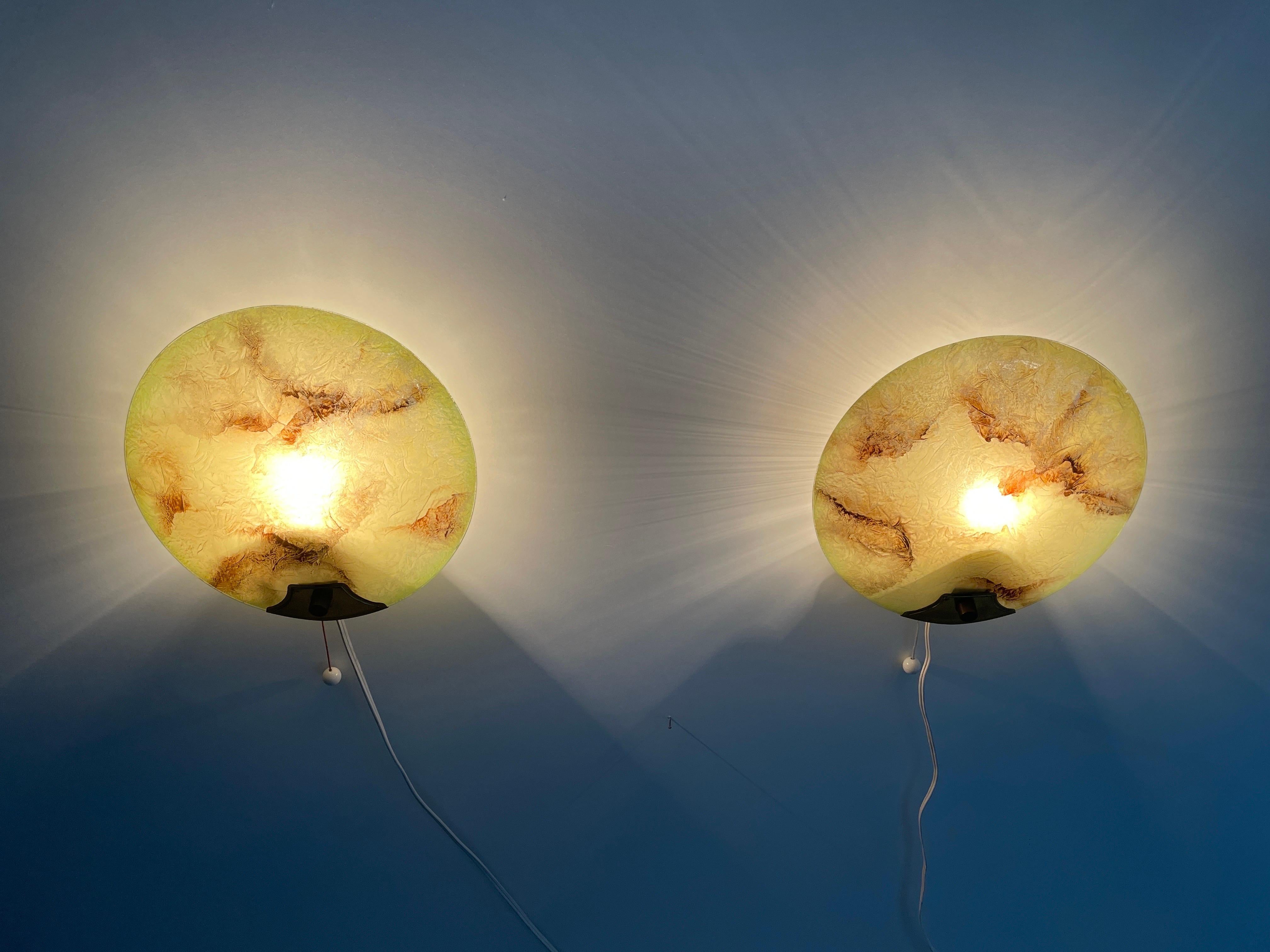 Paire d'appliques rondes du milieu du siècle en verre vert et laiton, années 1950, Allemagne en vente 7