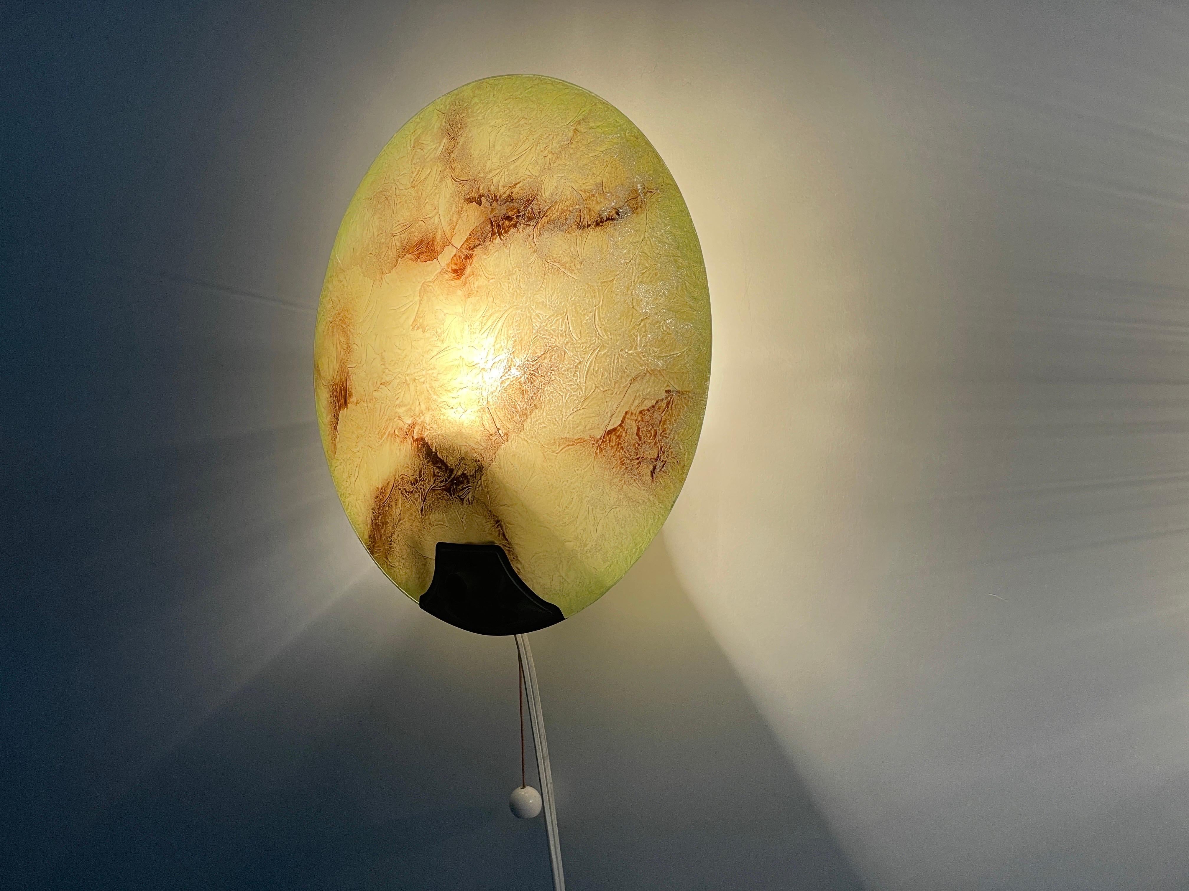 Paire d'appliques rondes du milieu du siècle en verre vert et laiton, années 1950, Allemagne en vente 8