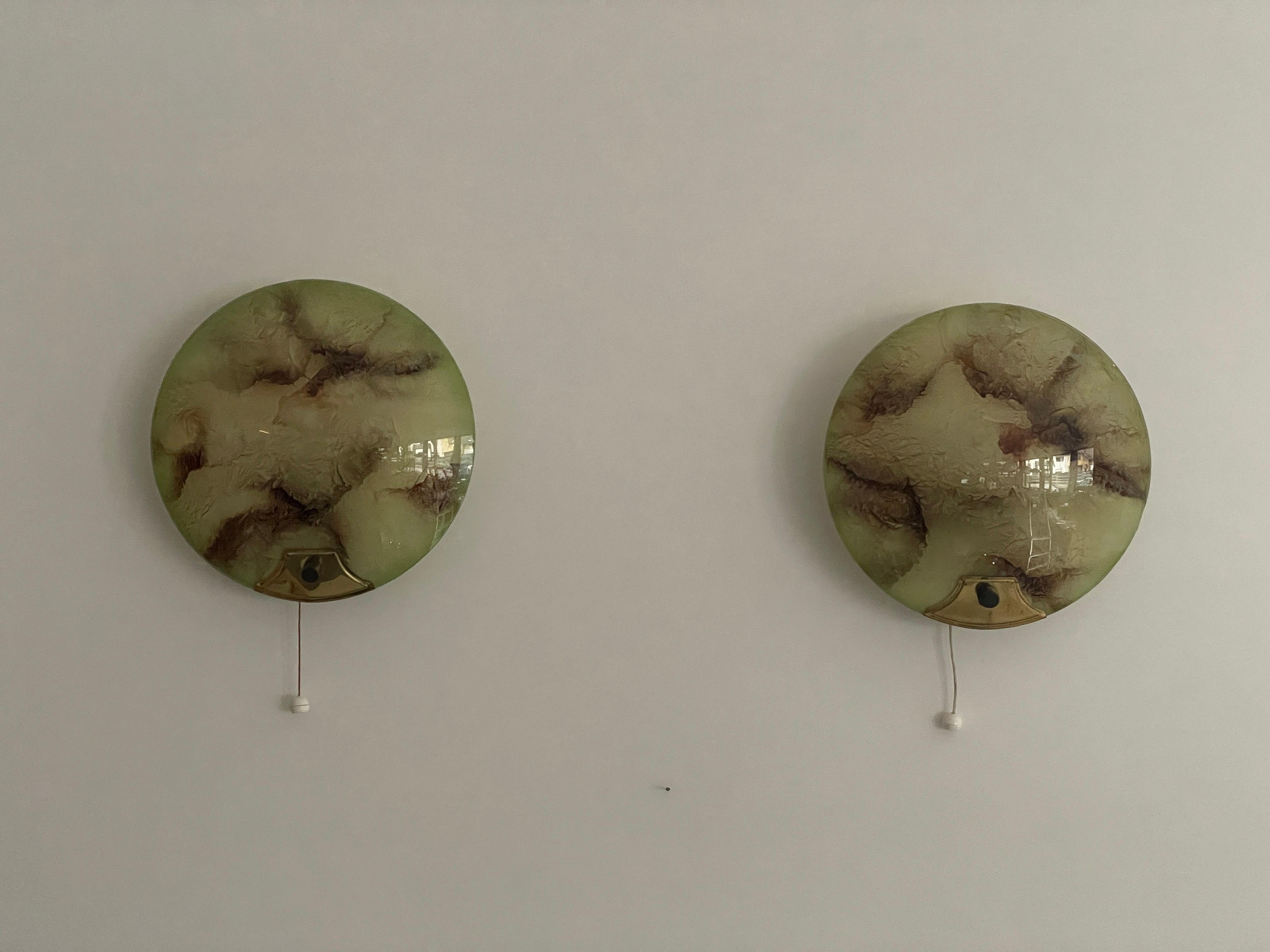 Mid-Century Modern Paire d'appliques rondes du milieu du siècle en verre vert et laiton, années 1950, Allemagne en vente