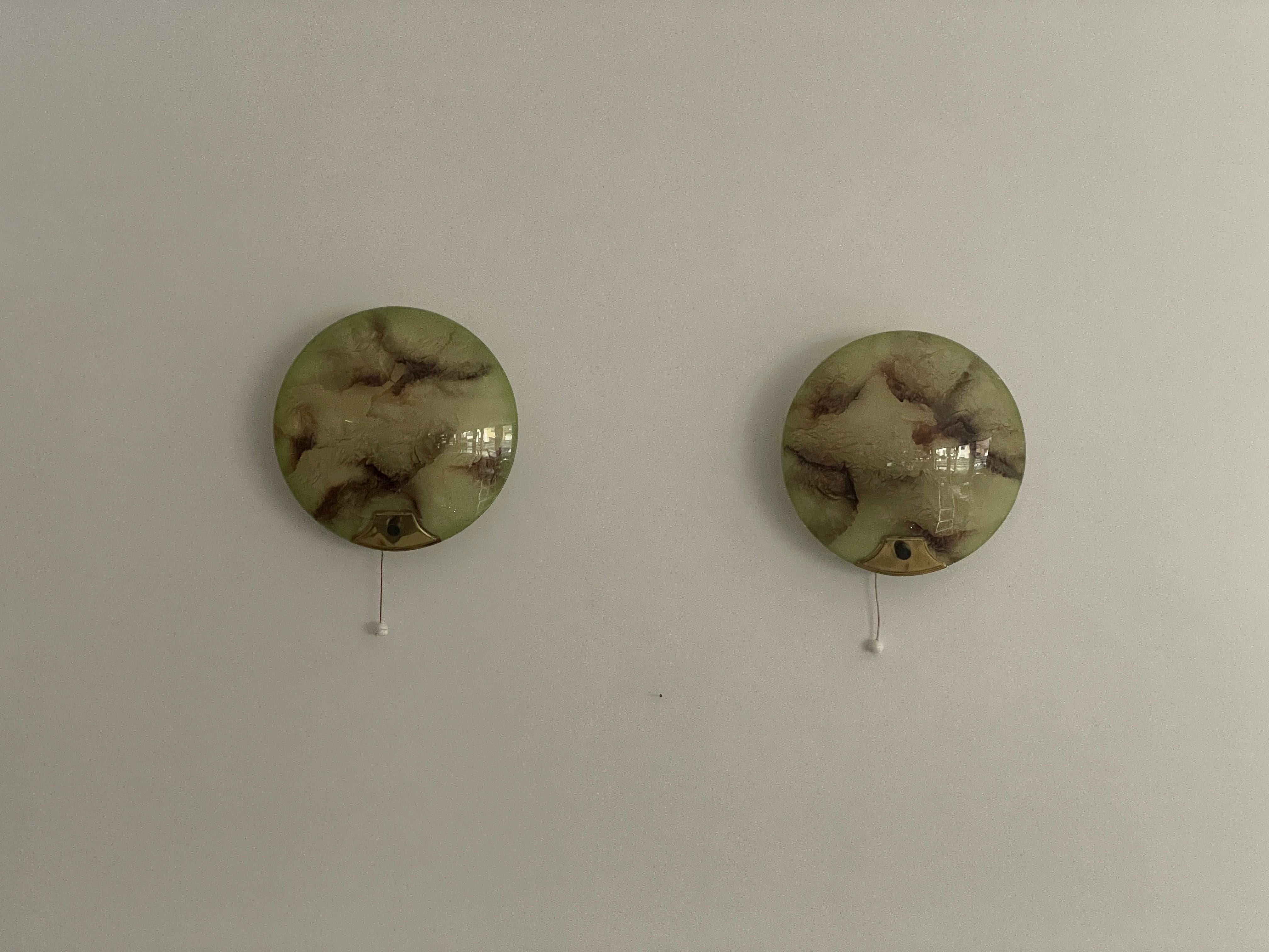 Allemand Paire d'appliques rondes du milieu du siècle en verre vert et laiton, années 1950, Allemagne en vente