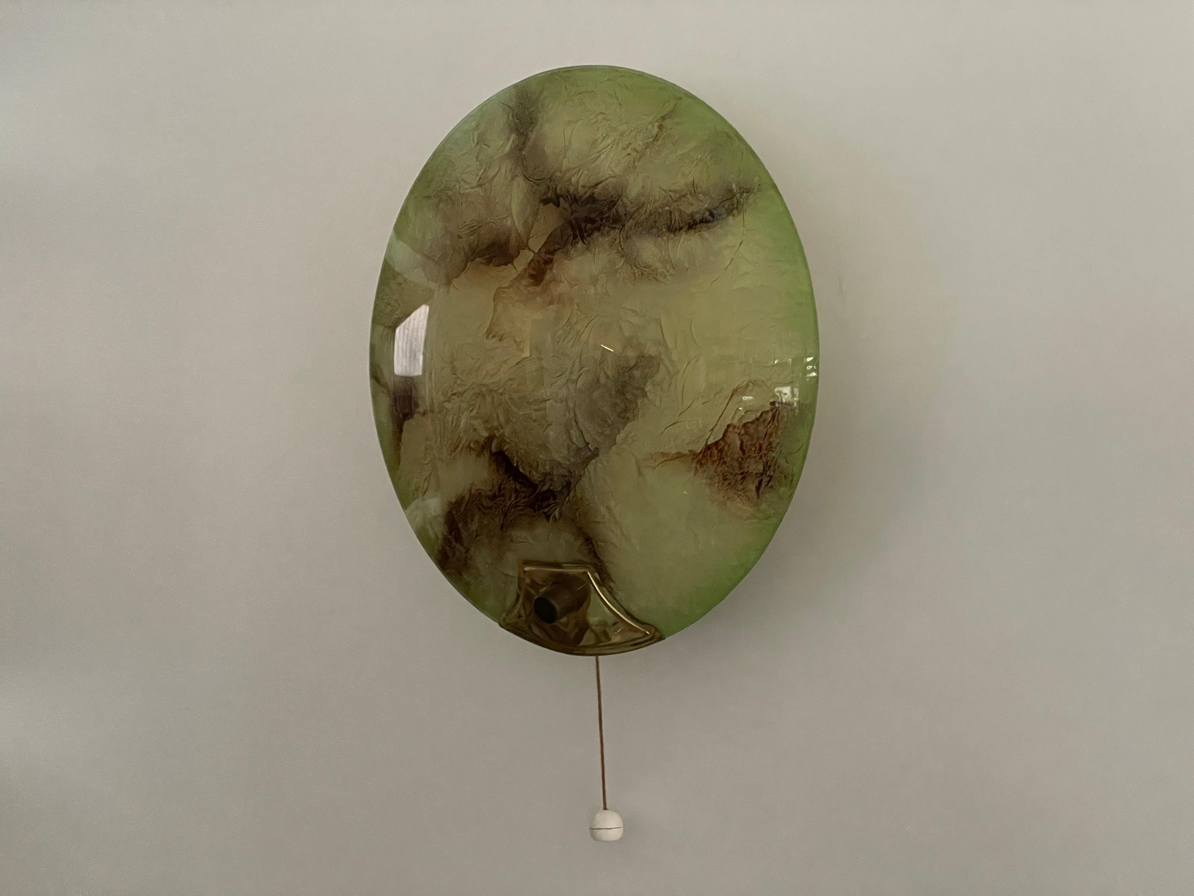 Paire d'appliques rondes du milieu du siècle en verre vert et laiton, années 1950, Allemagne Excellent état - En vente à Hagenbach, DE