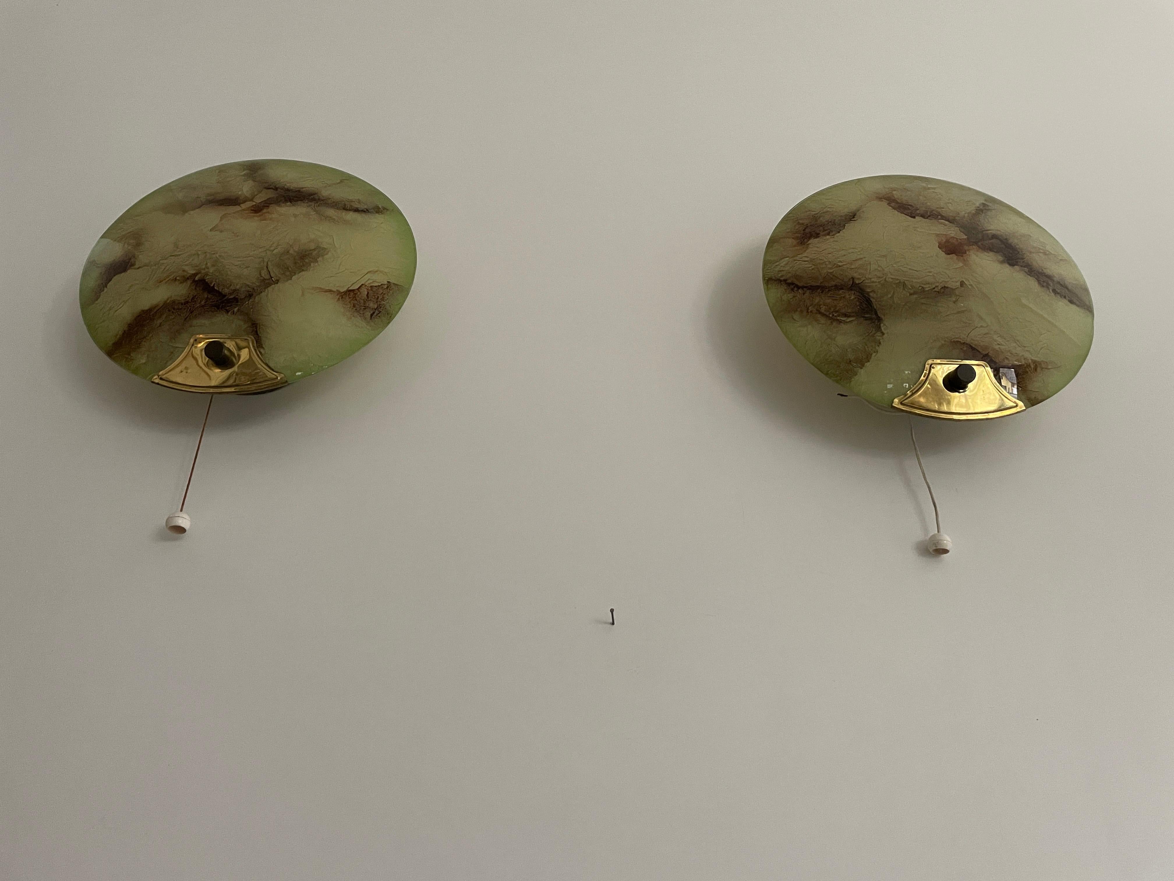 Milieu du XXe siècle Paire d'appliques rondes du milieu du siècle en verre vert et laiton, années 1950, Allemagne en vente